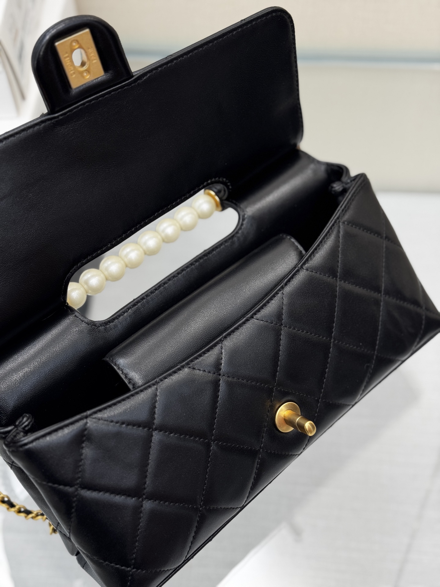 Pearl Handle Flap Bag - Mocuir