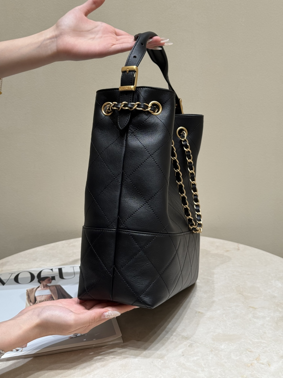 25A Pre-Fall Collection AS5634 Hobo Bucket Bag in Black Quilted Grained Calfskin (Caviar) with Antique Gold-Tone Hardware - Mocuir