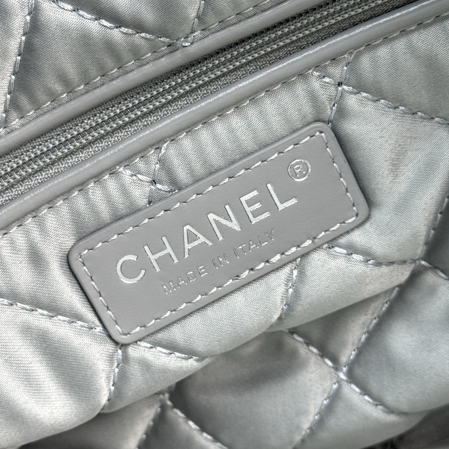 22 Bag Quilted Shiny Calfskin in Light Grey (Silver Hardware) - Mocuir