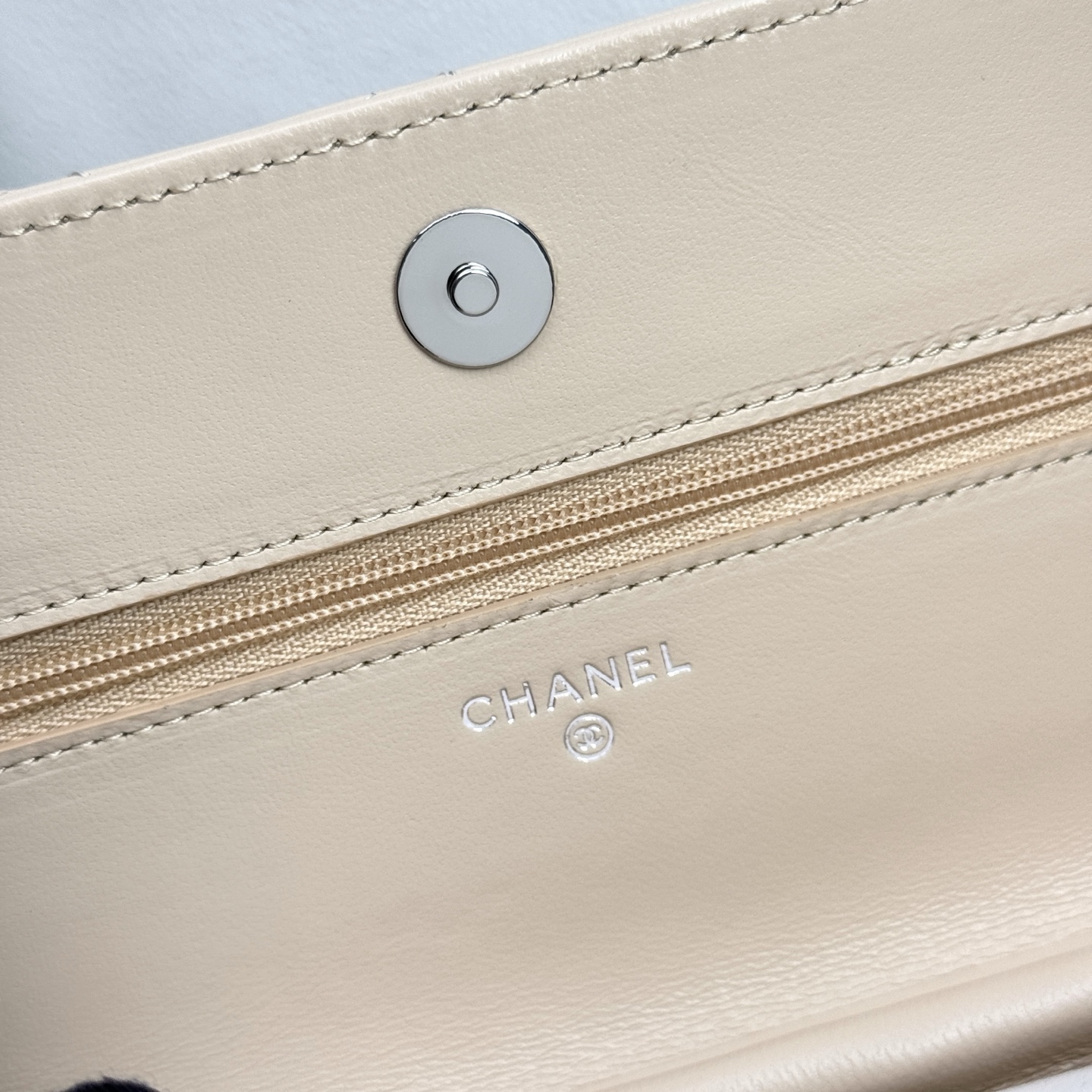 Classic Wallet on Chain（Beige） - Mocuir