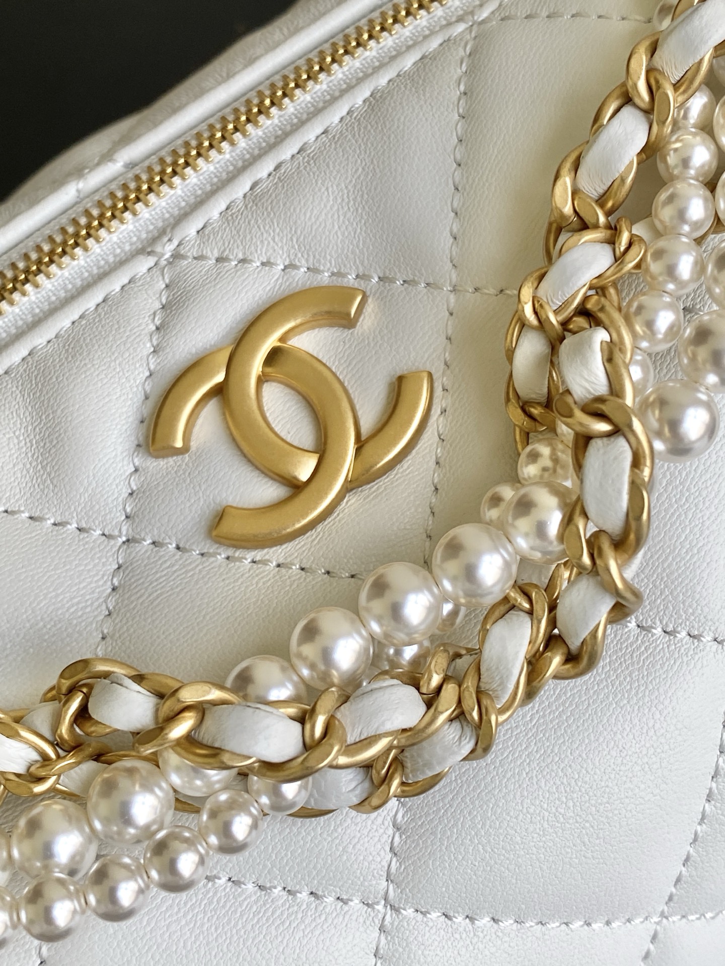 Quilted Lambskin Hobo Bag with Pearl Chain in White (Gold Hardware) - Mocuir