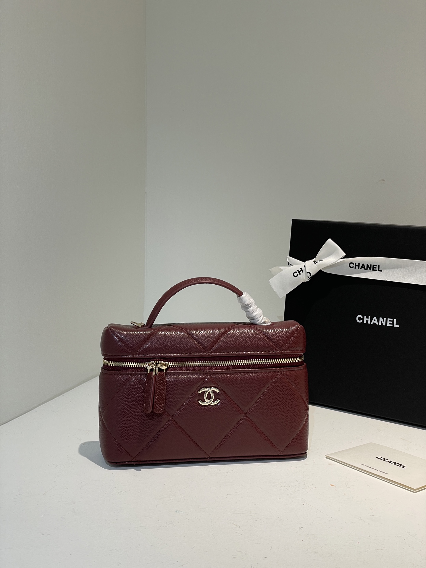 Burgundy Quilted Caviar Calfskin Vanity Case with Top Handle and Gold-Tone Chain Strap - Mocuir