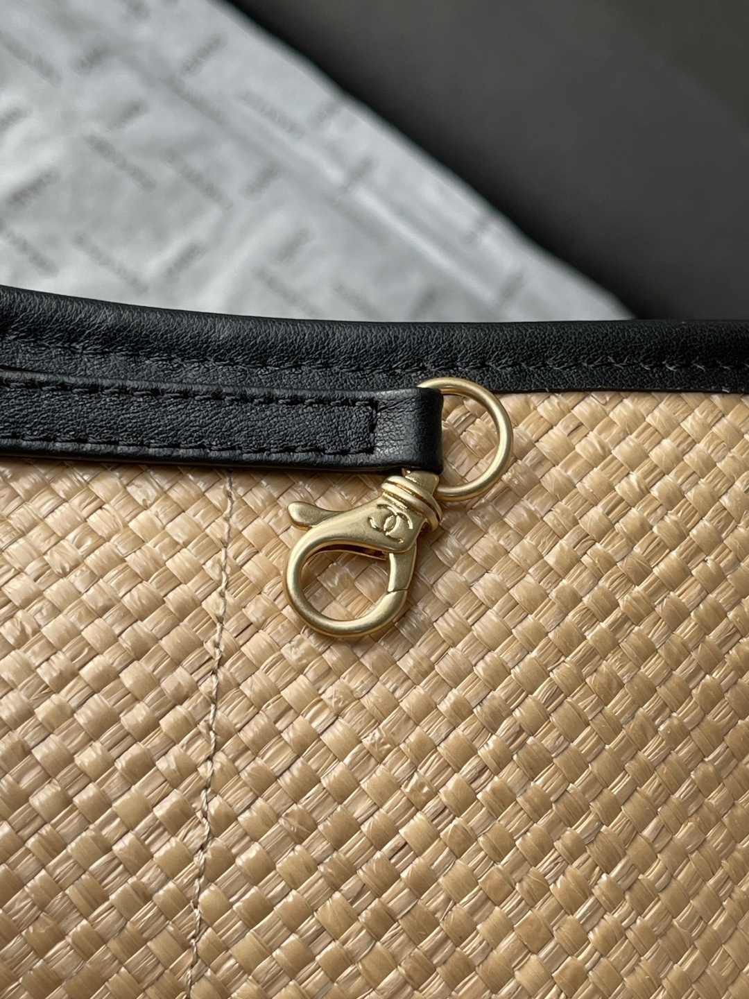 25C Beige Woven Straw Large Tote Handbag with Black Calfskin Trim and Gold-Tone Hardware - Mocuir