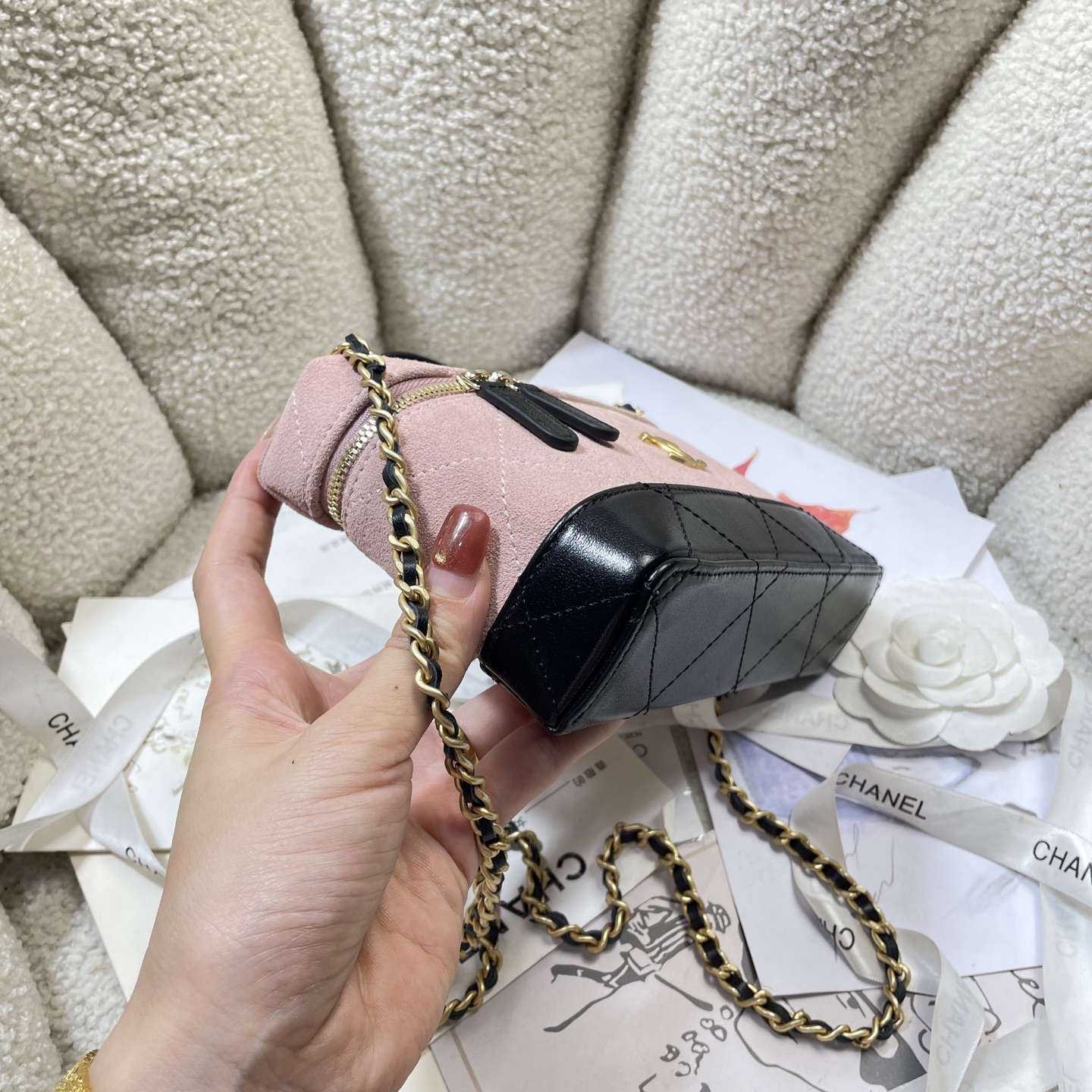 26S Slim Vanity Case with Chain in Sakura Pink Suede & Black Lambskin with Gold-Tone Hardware - Mocuir