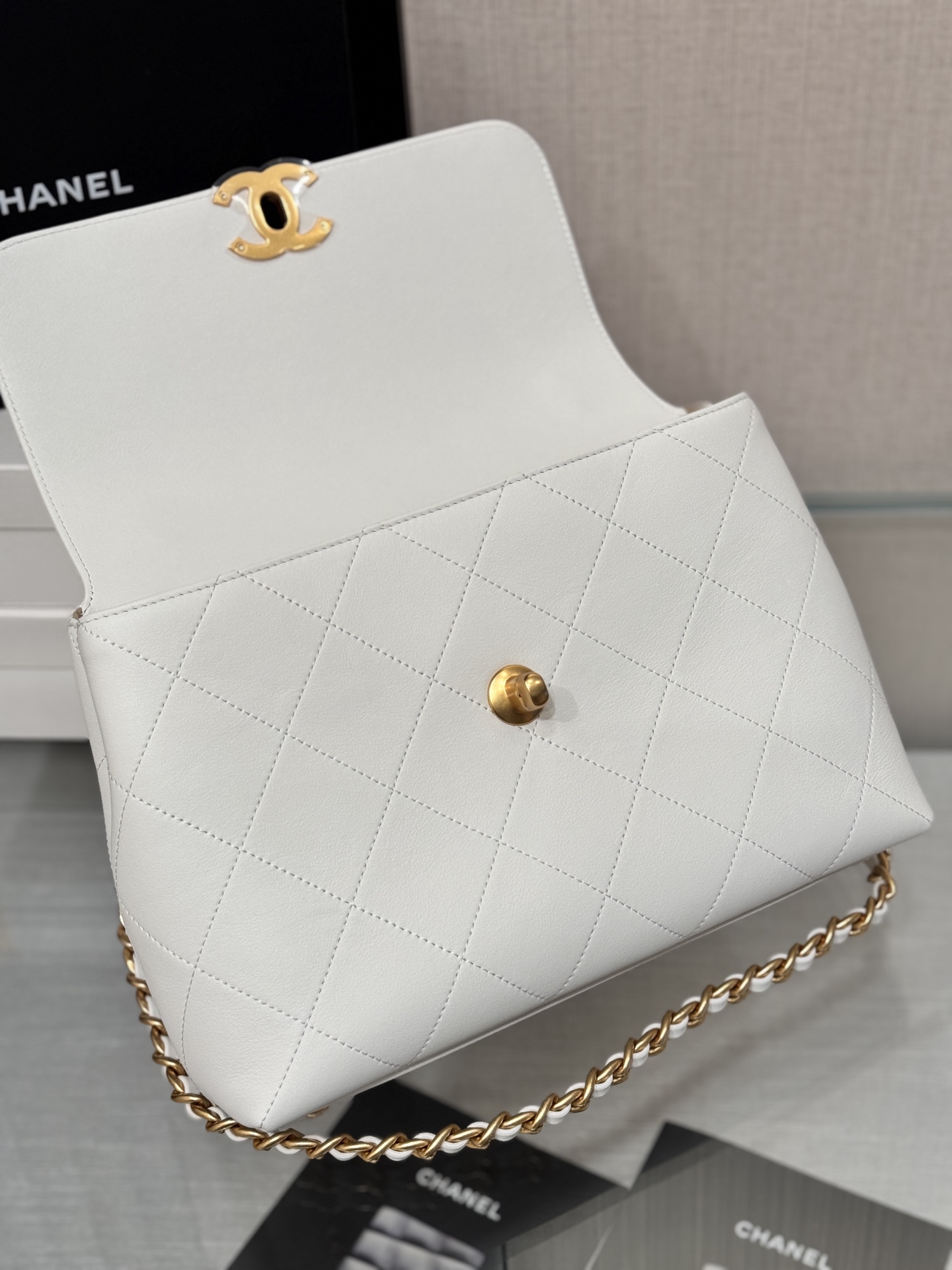 Top Handle Flap Bag (AS5212) in White Shiny Lambskin with Gold-Tone Hardware, 25P Pre-Fall Collection - Mocuir