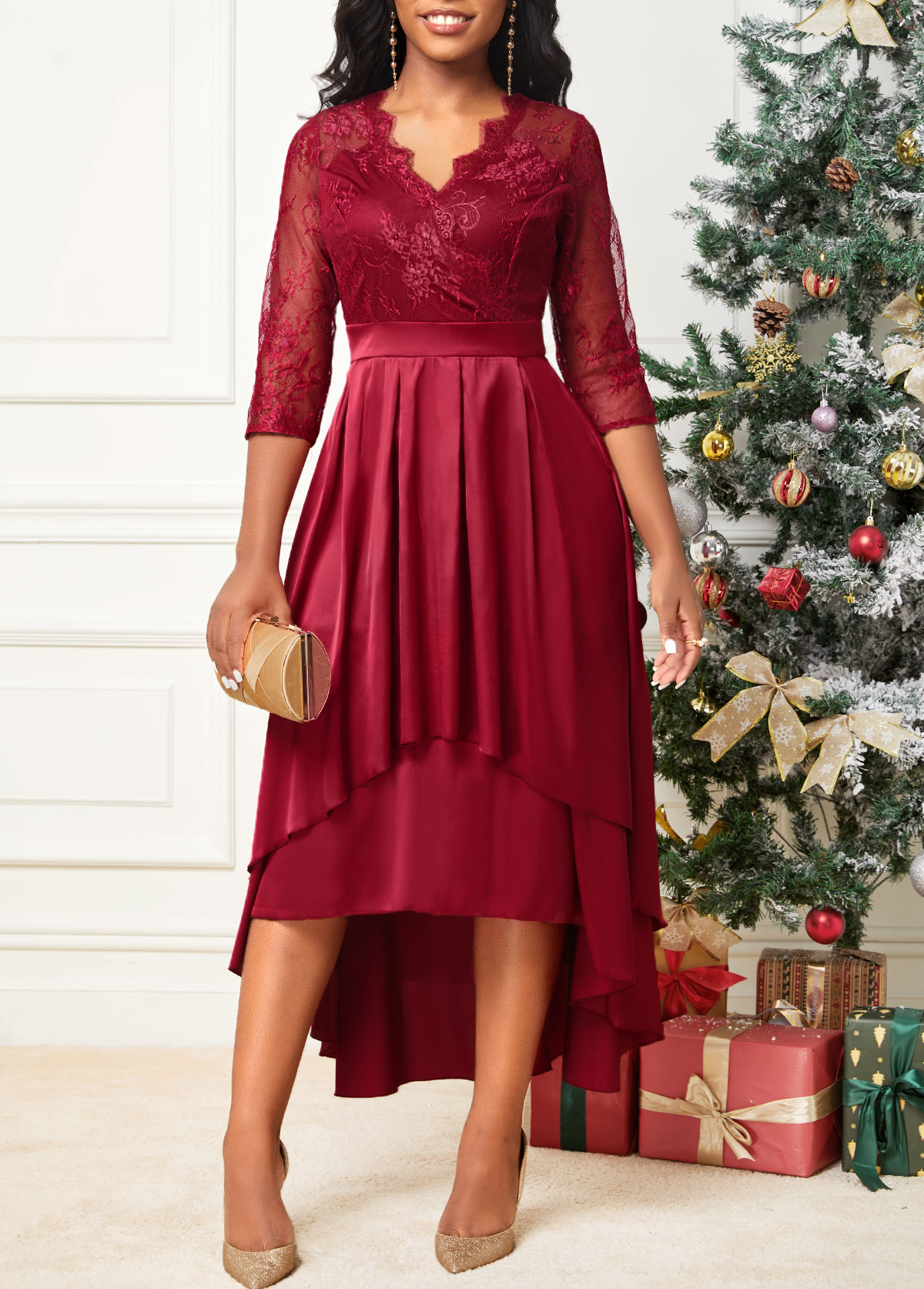 Vestido rojo vino con costuras de encaje y dobladillo asimétrico