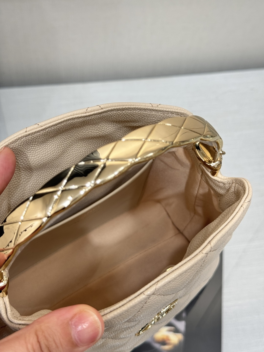 Metal Handle Bucket Bag（Light beige） - Mocuir