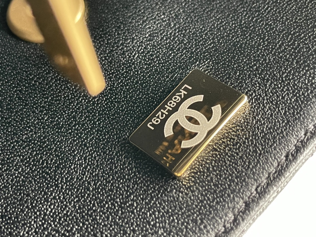 Classic Flap Mini Bag with Top Handle in Black Quilted Grained Calfskin (Caviar) with Gold-Tone Hardware - Mocuir