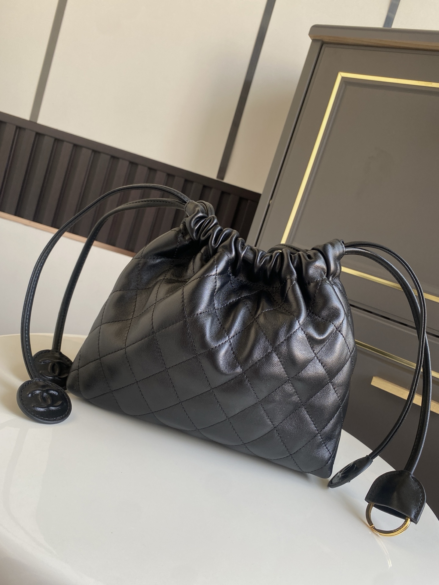 24BQuilted Lambskin Drawstring Hobo Bag（Black） - Mocuir