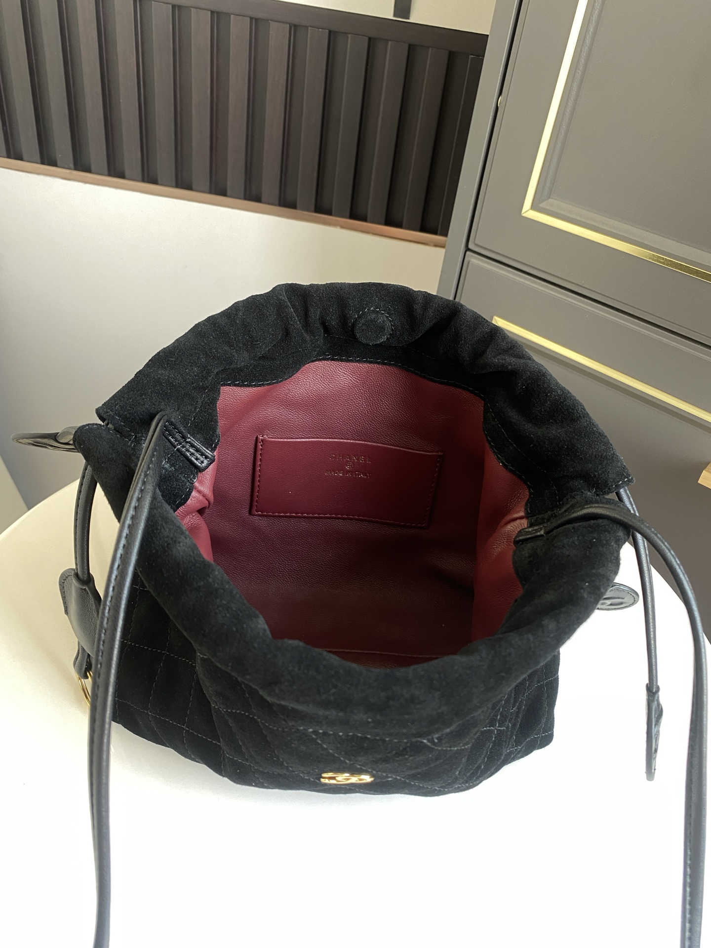 Quilted Suede Calfskin Drawstring Bag（Black） - Mocuir