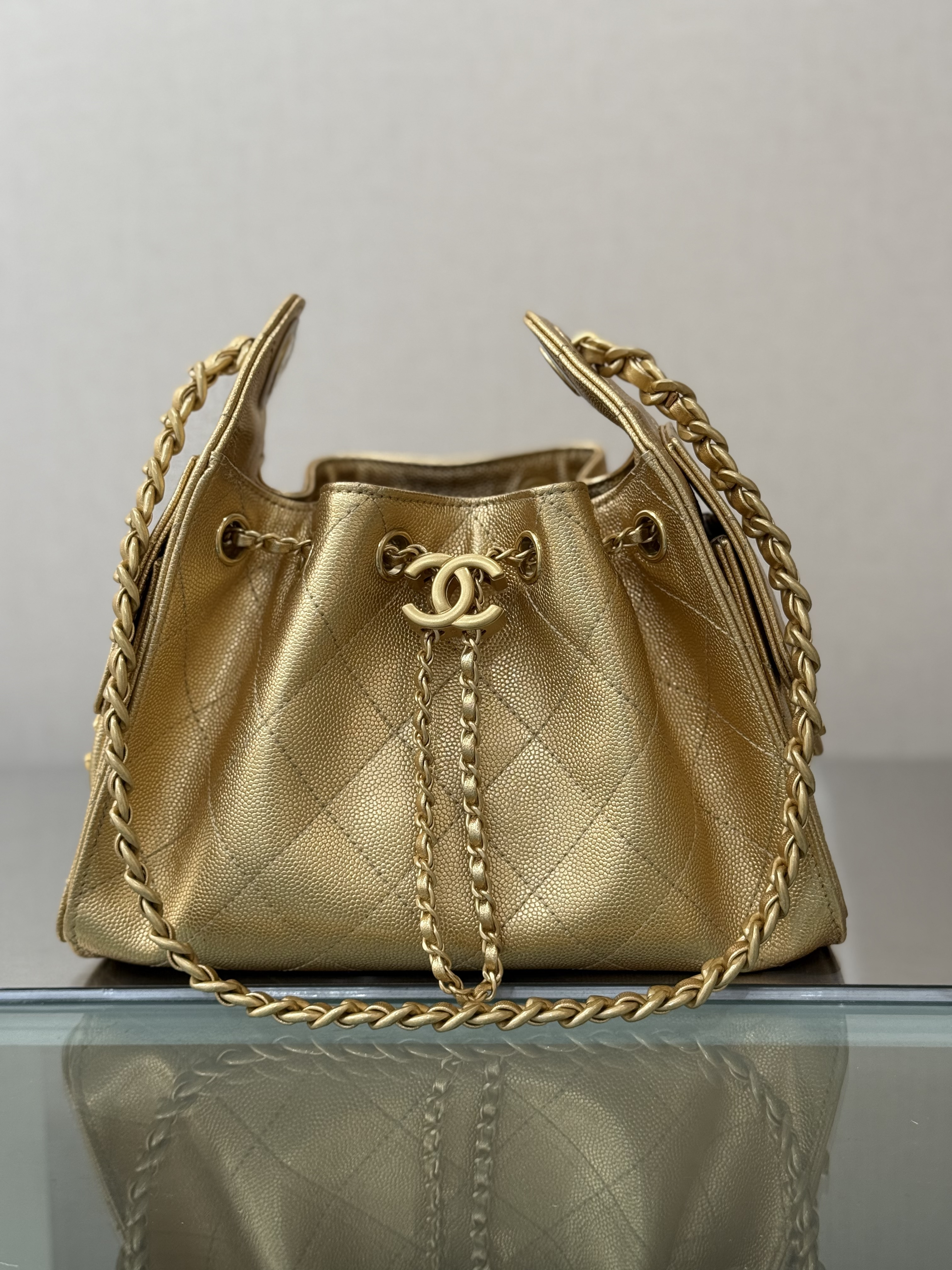 Spring-Summer 2025 Gold Metallic Quilted Grained Calfskin Drawstring Bucket Bag with Gold-Tone Hardware - Mocuir