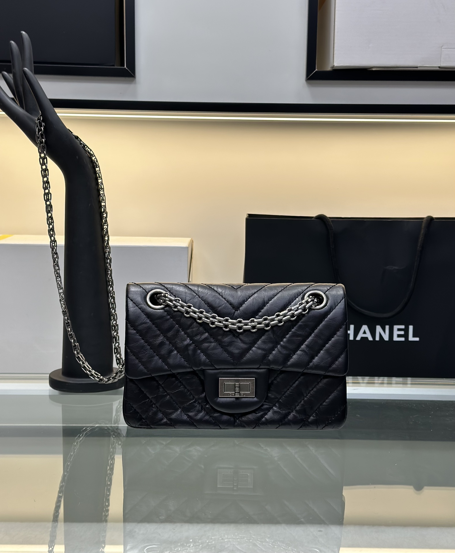 2.55 Reissue Medium Flap Bag in Black Aged Calfskin with Ruthenium-Finish Metal Hardware - Mocuir