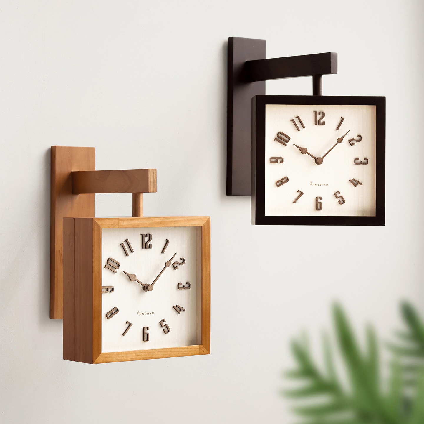 Solid wood double-sided retro wall clock silent living room simple modern corner two-sided clock
