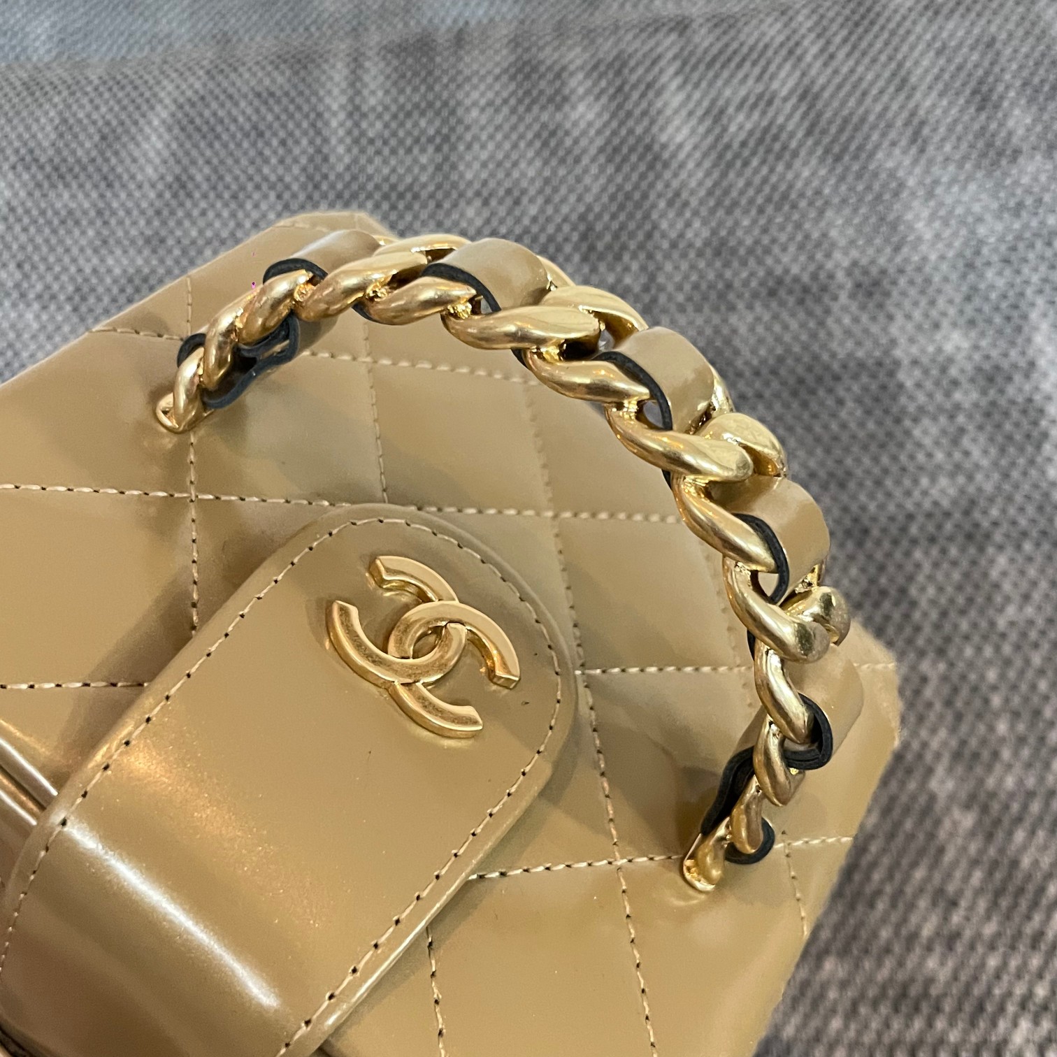 25C Small Vanity Case in Gold Patent Leather - Mocuir