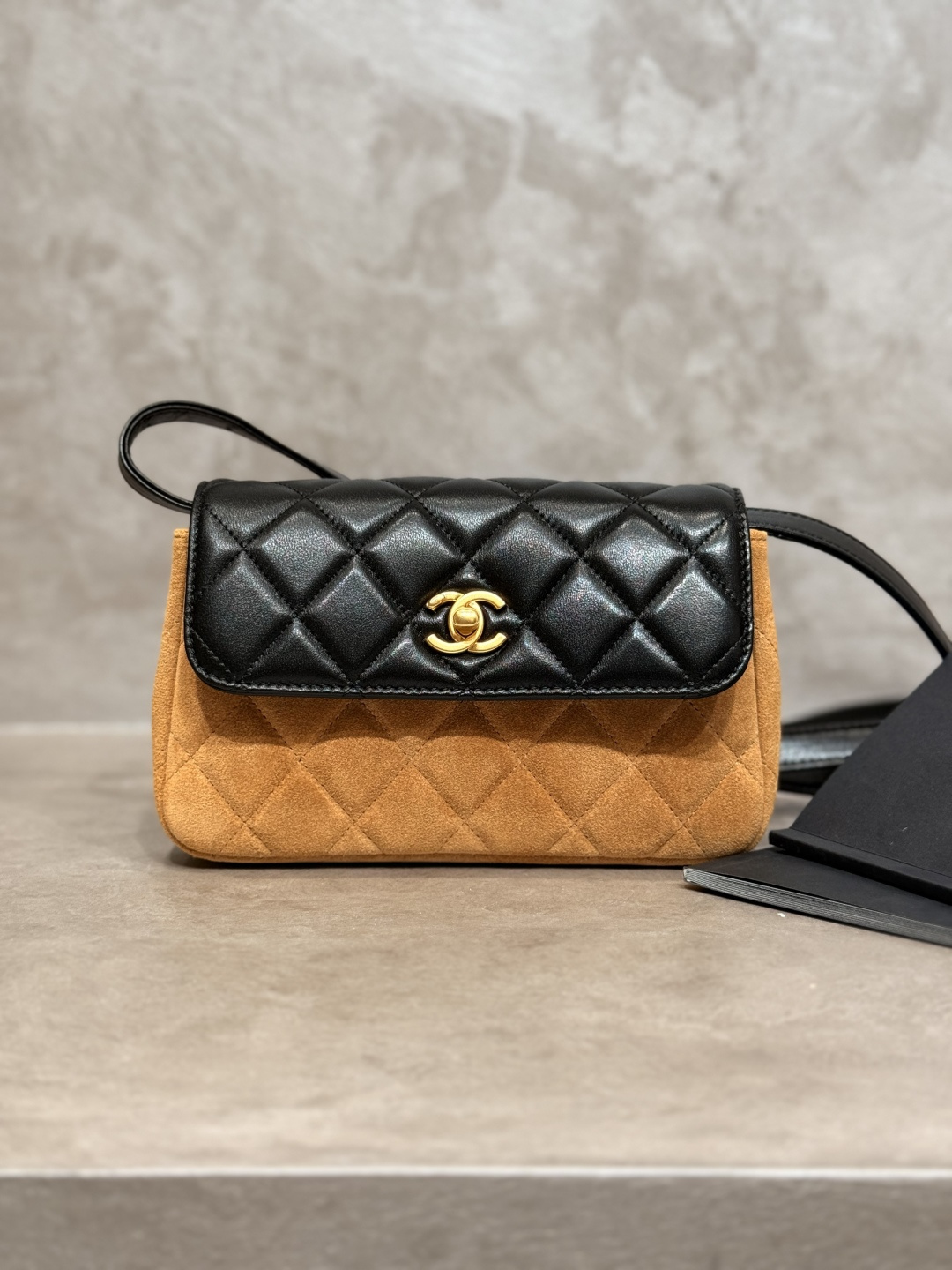 25A Métiers d'Art Lambskin & Suede Calfskin Phone Bag with Gold-Tone Hardware (Model AS5132) - Mocuir