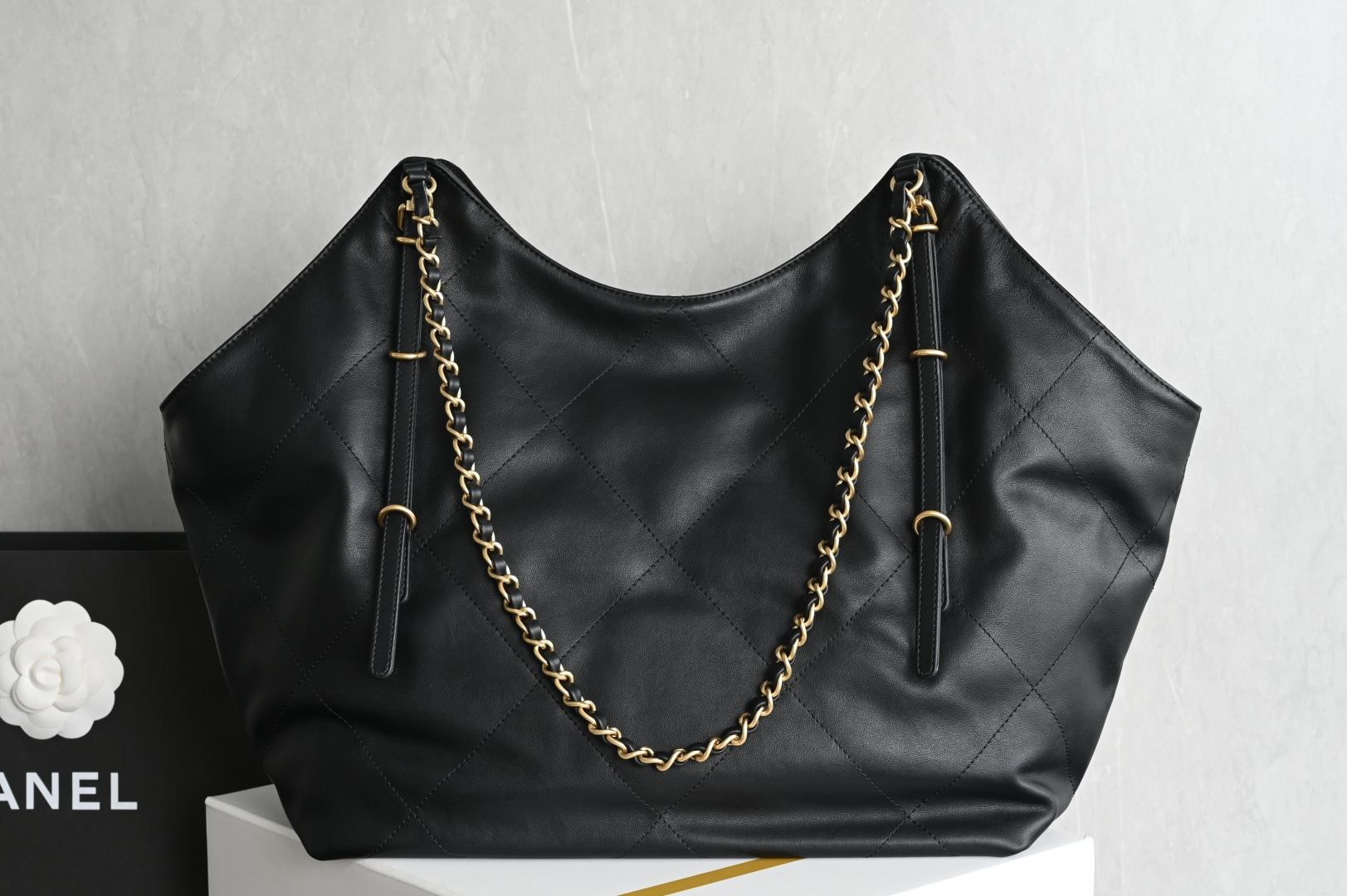 25S Hobo Tote Shopping Bag in Black Quilted Montebello Calfskin with Gold-Tone Hardware - Mocuir