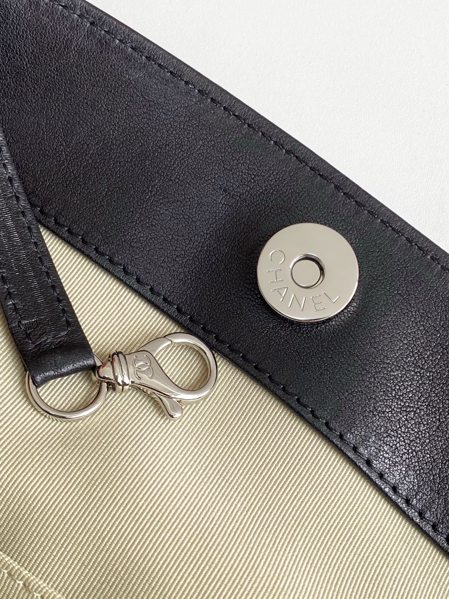 Ultimate Soft Chain Around Hobo Tote Bag in Black Quilted Aged Calfskin with Silver-Tone Hardware - Mocuir