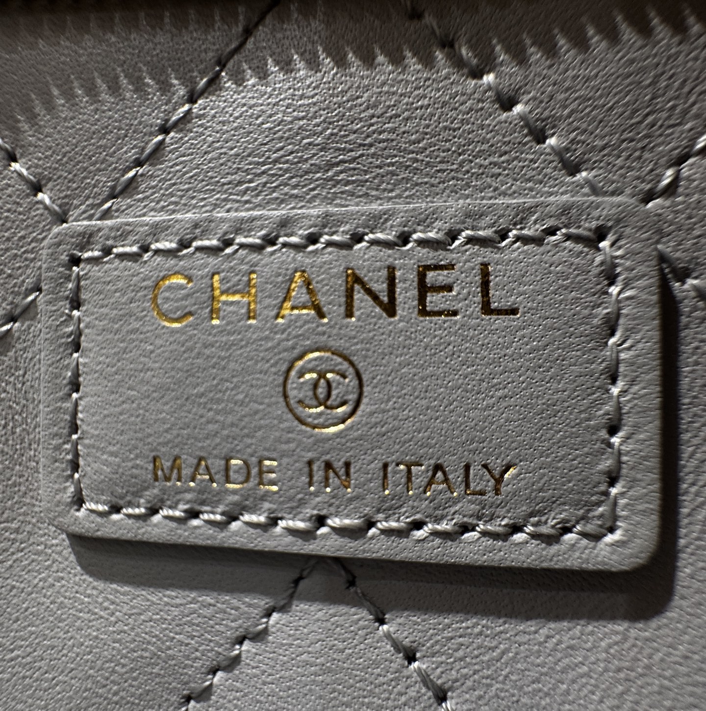 25S Spring-Summer Iridescent Lambskin Ruched Chain Shoulder Bag with Pearl & Gold Hardware (Model AS5130) - Mocuir