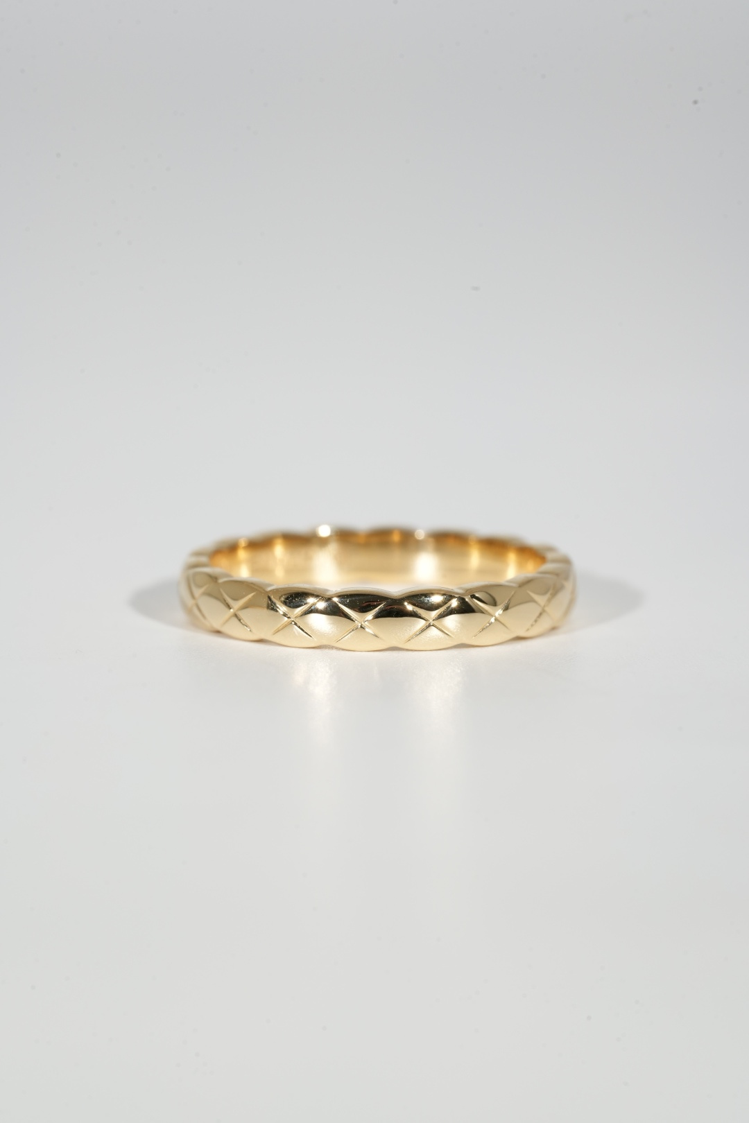 Diamond-patterned gold ring