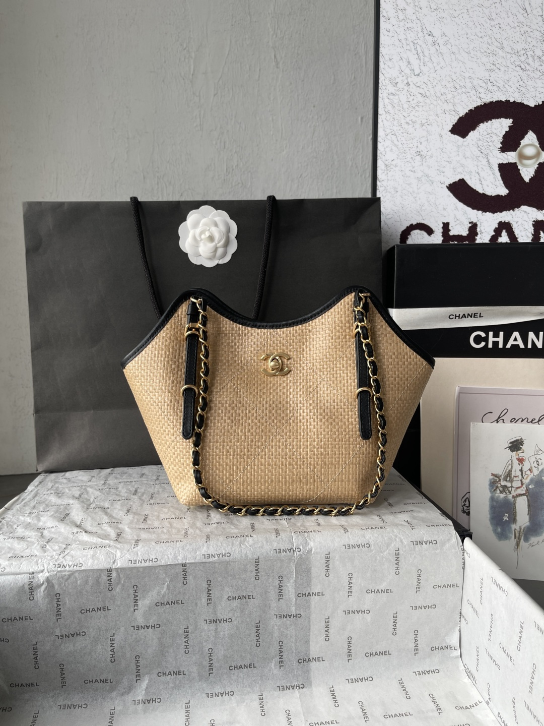 25C Beige Woven Straw Small Tote Handbag with Black Calfskin Trim and Gold-Tone Hardware - Mocuir