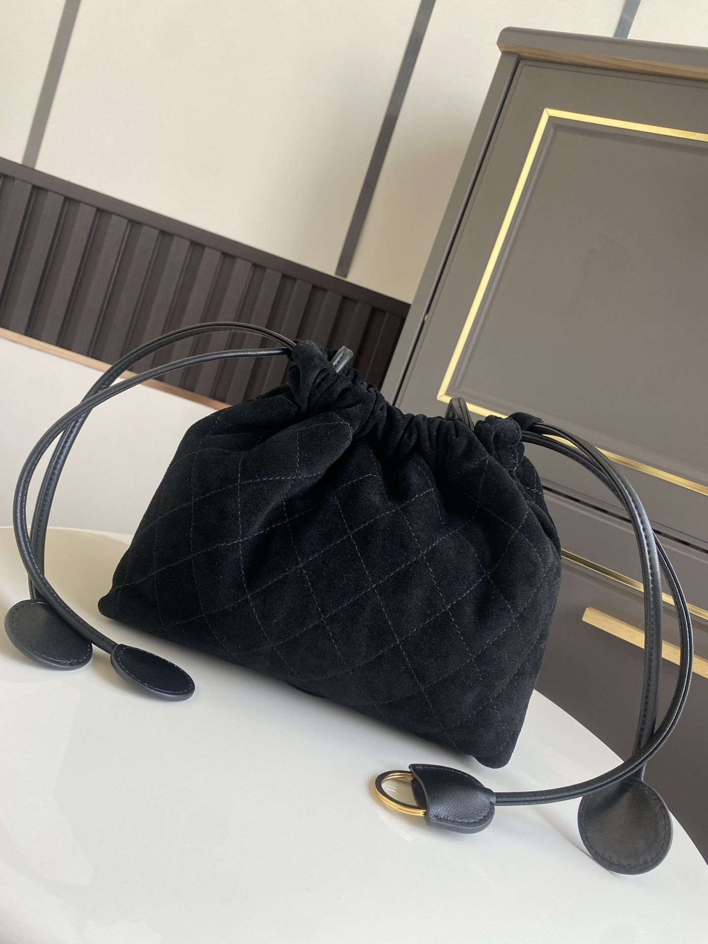 Quilted Suede Calfskin Drawstring Bag（Black） - Mocuir