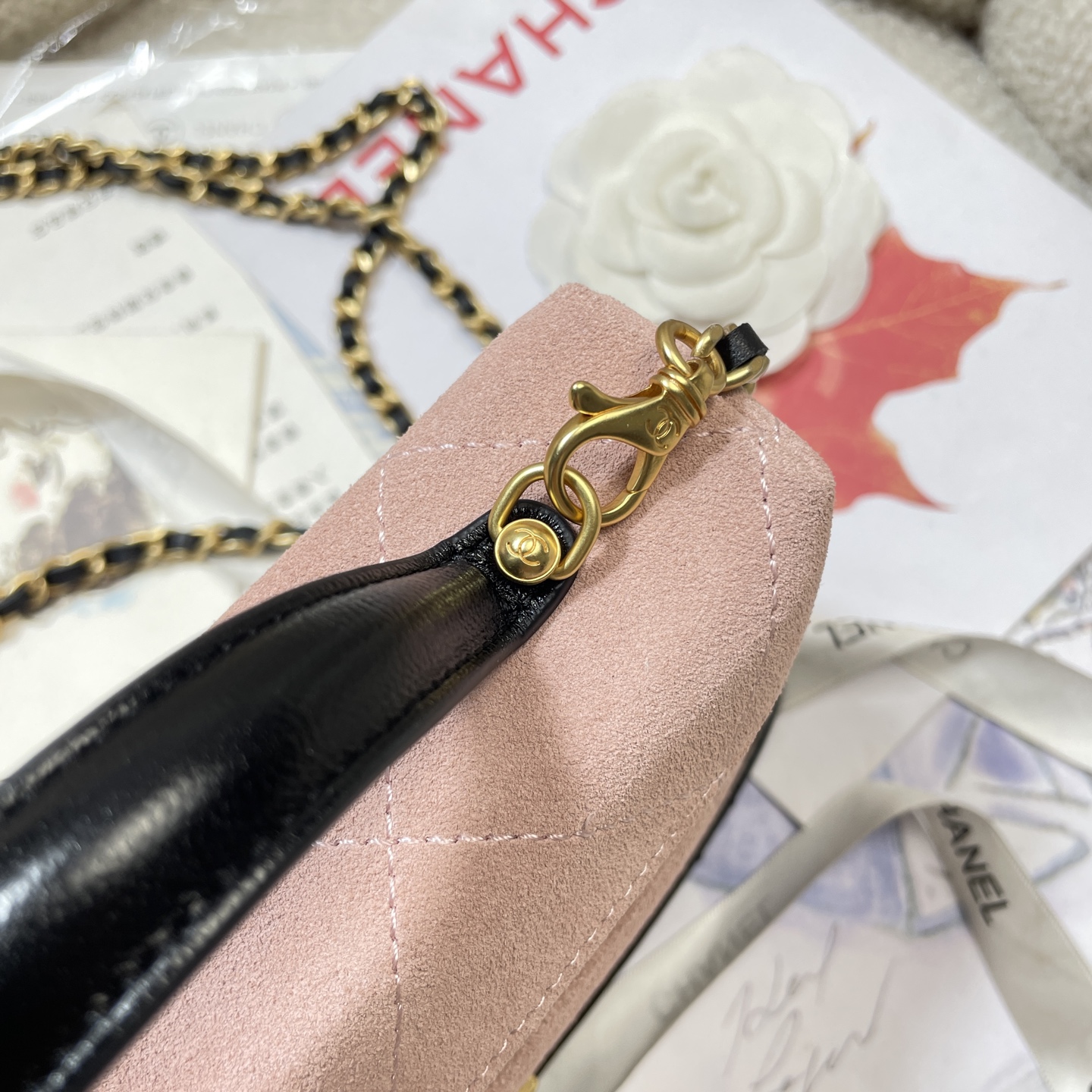 26S Slim Vanity Case with Chain in Sakura Pink Suede & Black Lambskin with Gold-Tone Hardware - Mocuir