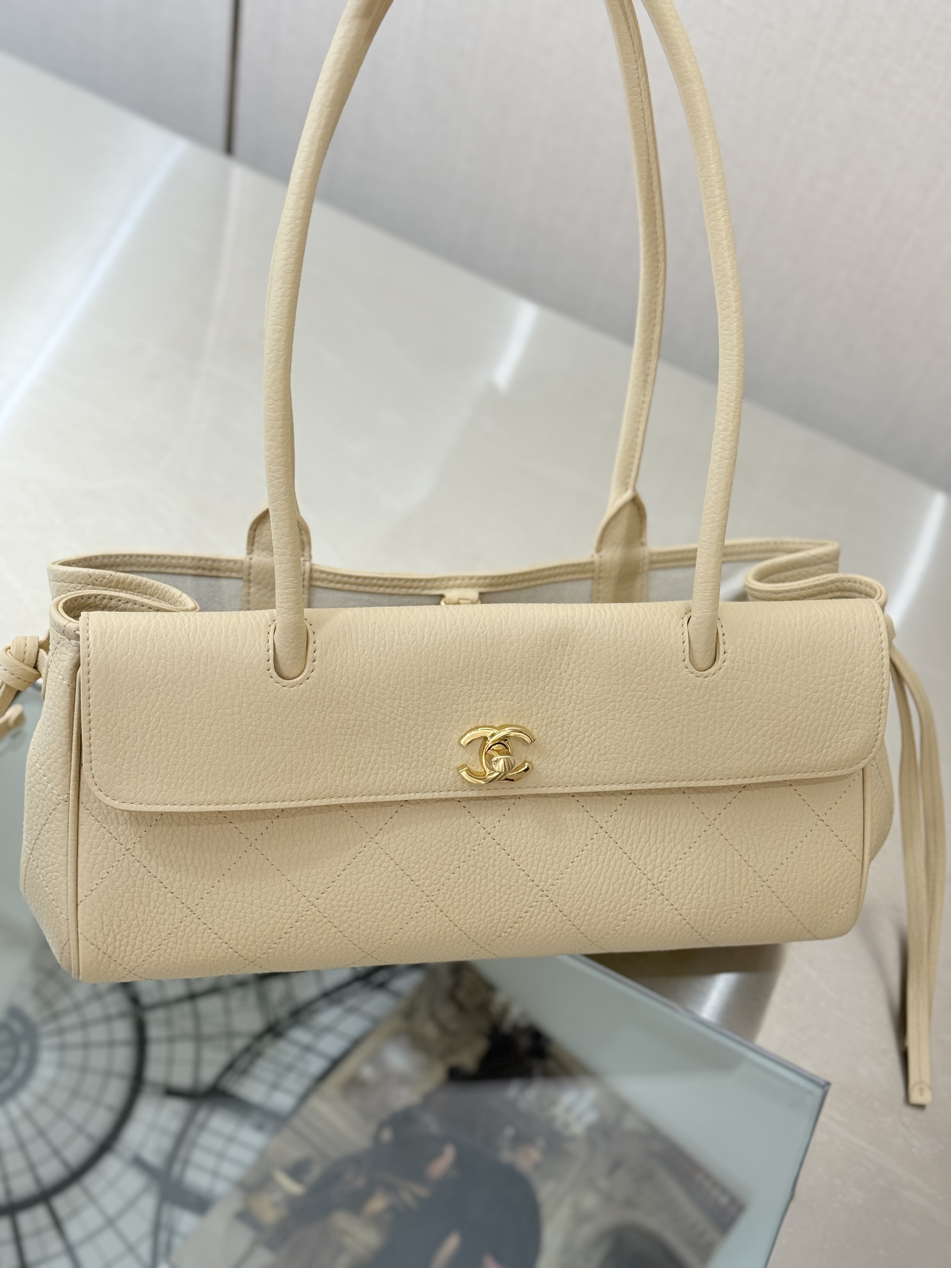 26P Cruise Preppy Coco Bowling Bag in Beige Caviar Leather with Gold-Tone Hardware - Mocuir