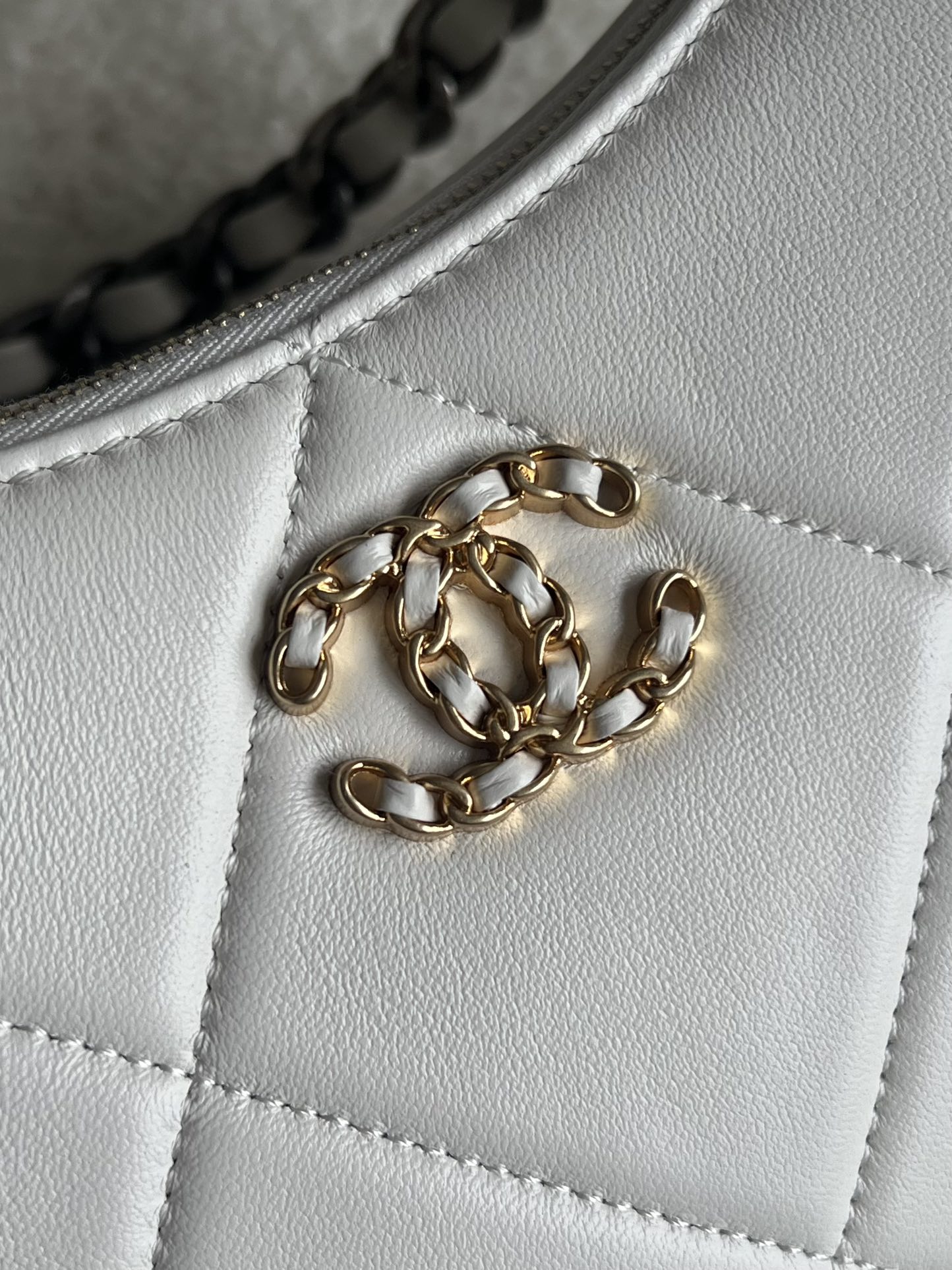 19 Half Moon Hobo Bag in White Quilted Lambskin with Gold-Tone and Ruthenium-Finish Hardware - Mocuir