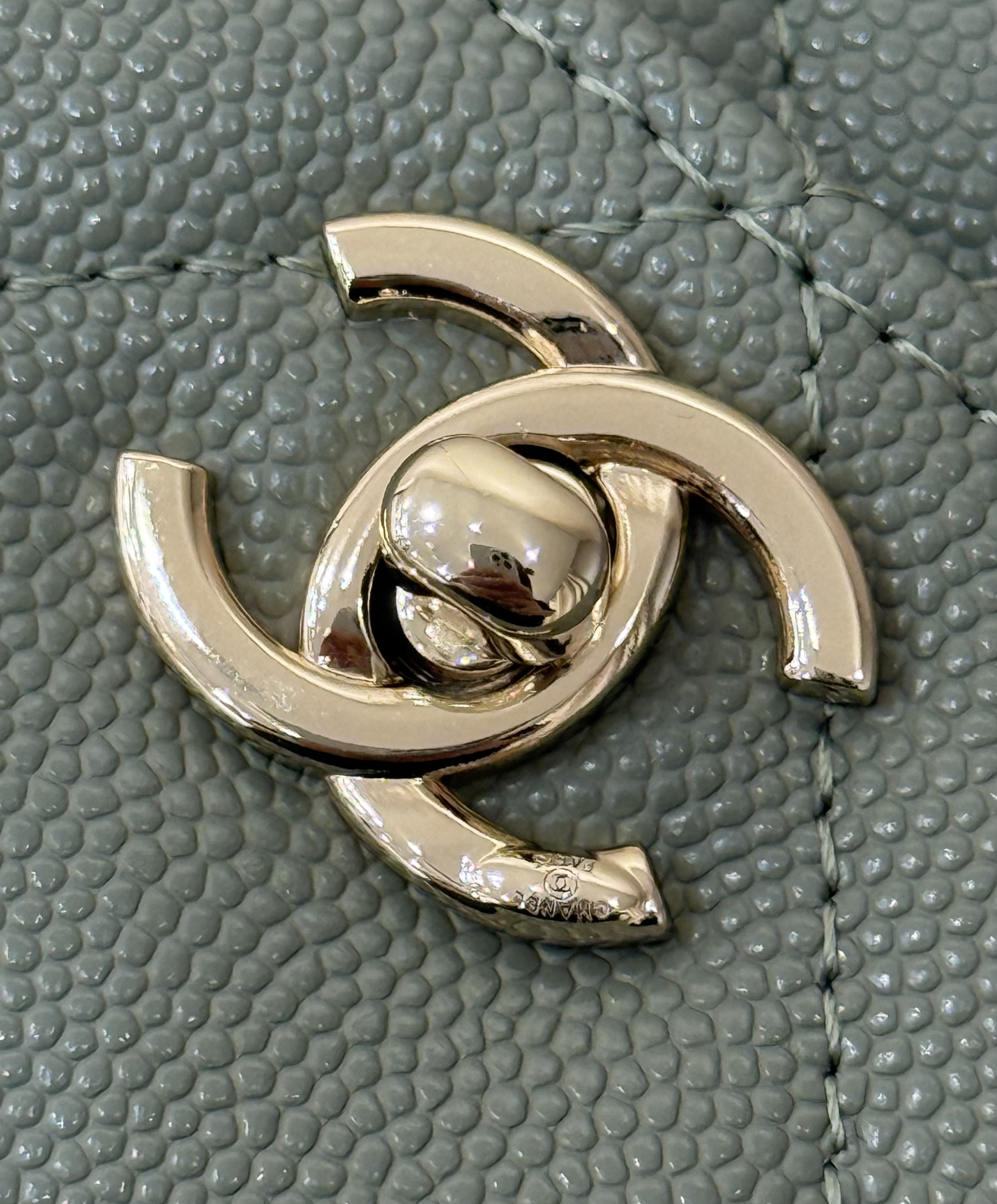 Wallet on Chain with Top Handle (AP3984) in Green Caviar Leather with Gold-Tone Hardware, 25C Cruise Collection - Mocuir