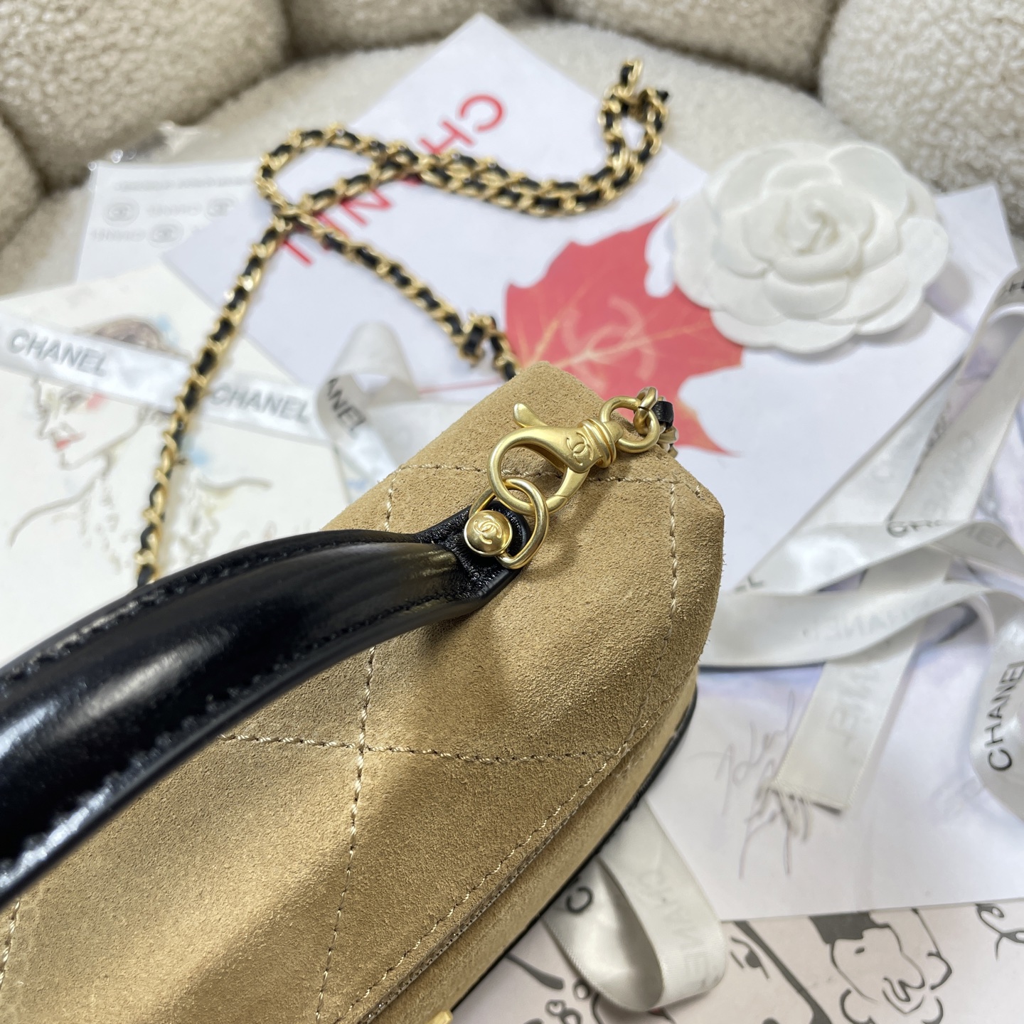 26S Slim Vanity Case with Chain in Beige Suede & Black Lambskin with Gold-Tone Hardware - Mocuir