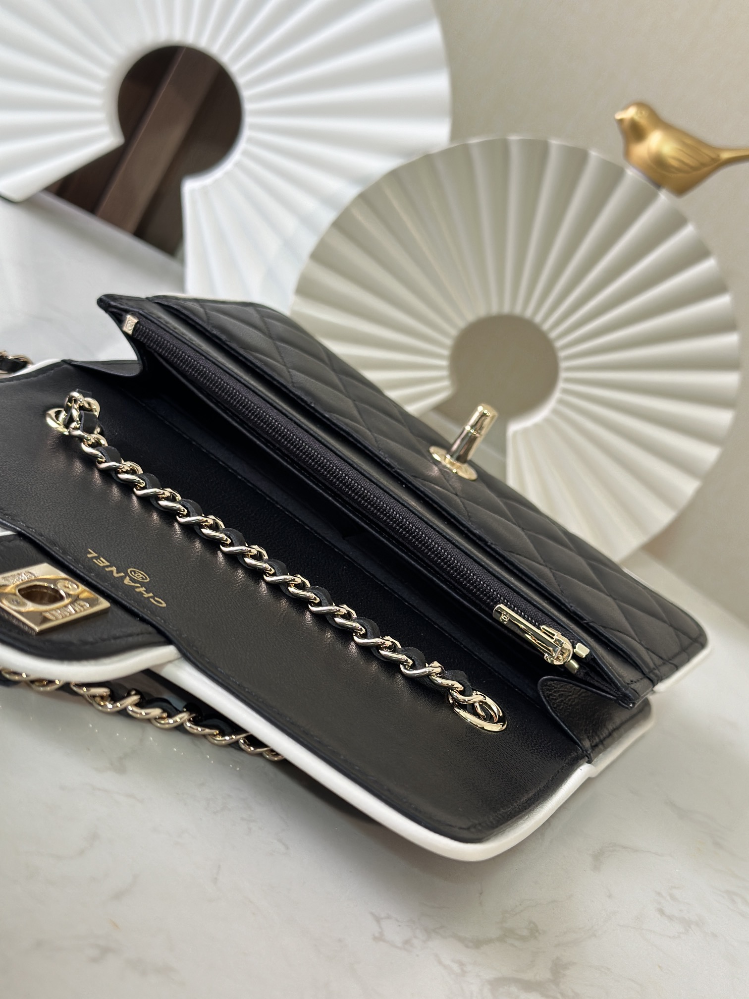 25P Mini Classic Flap with White Edge Piping - Mocuir