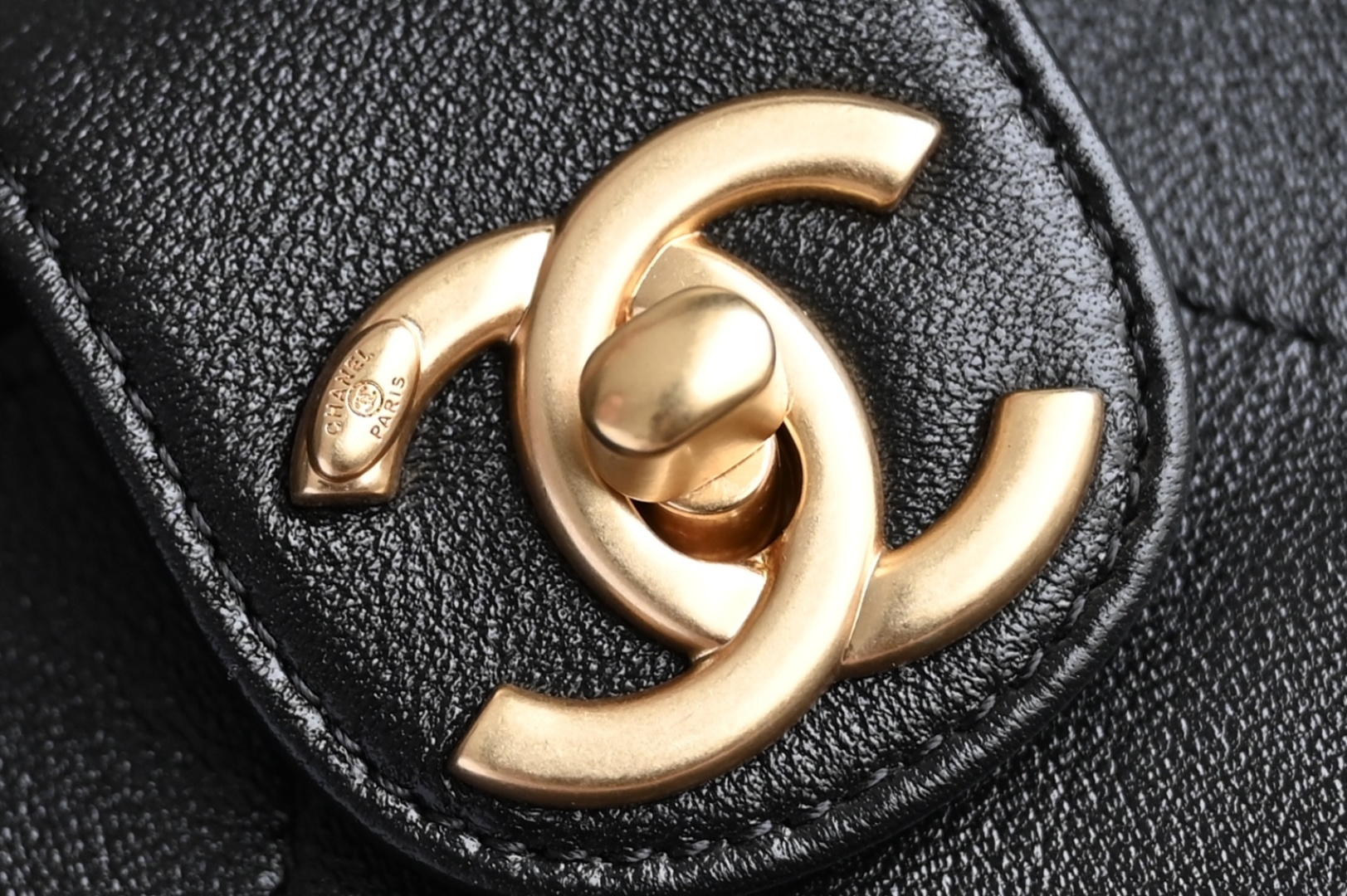 26C Cruise Collection Maxi Hobo Tote Bag in Black Lambskin with Gold-Tone Hardware (Model AS6095) - Mocuir