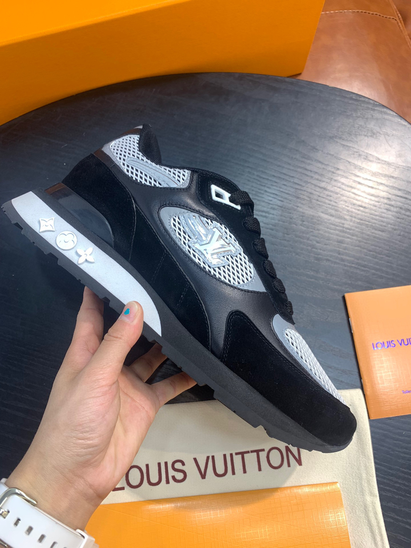 Louis Vuitton Sneaker – LSVT1199