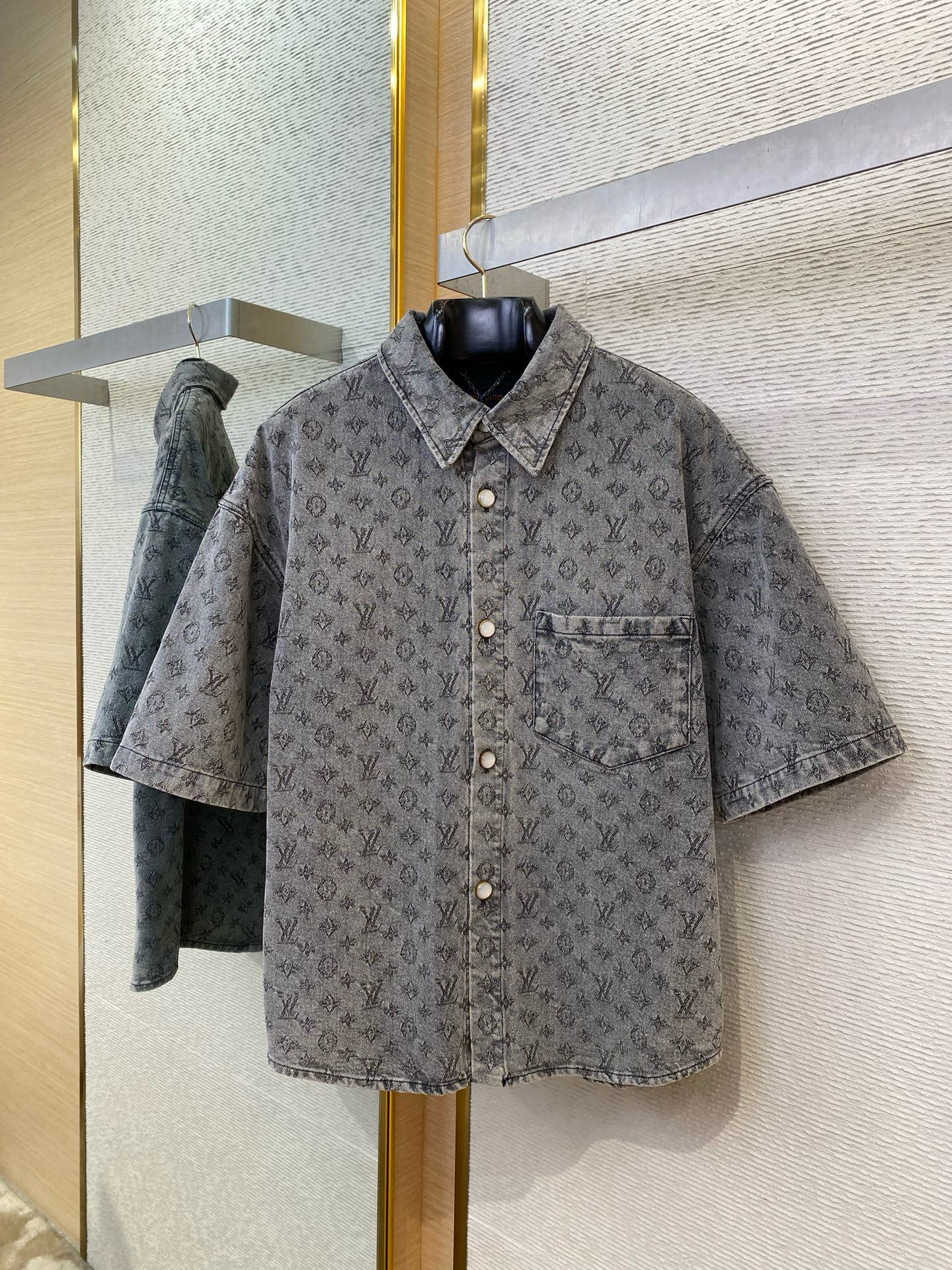 Louis Vuitton Shirt – TRJK1178