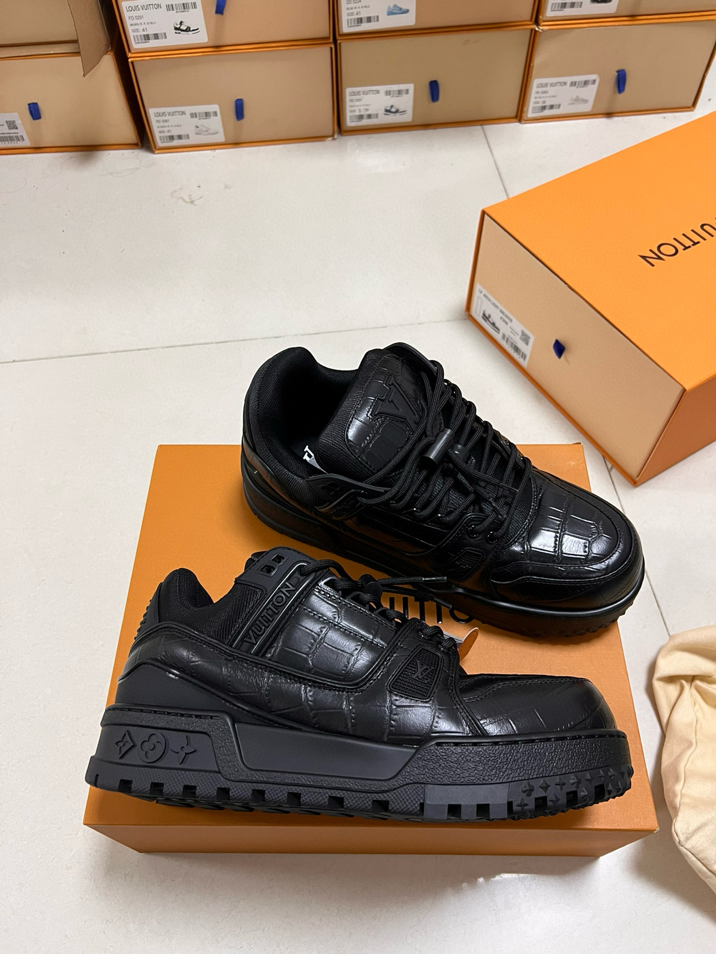 Louis Vuitton Sneaker – LSVT1414