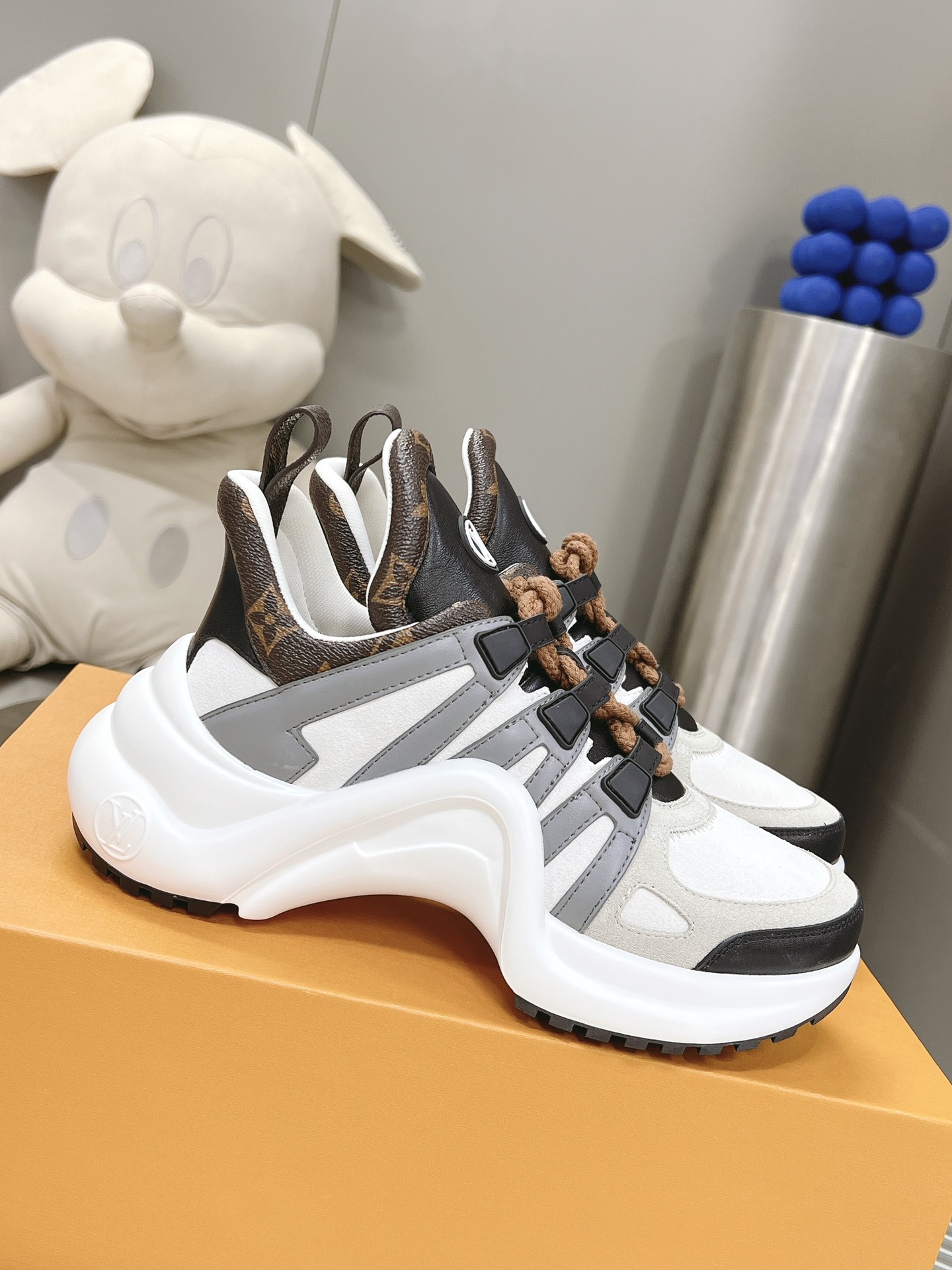 Louis Vuitton Sneaker – WOLV1047