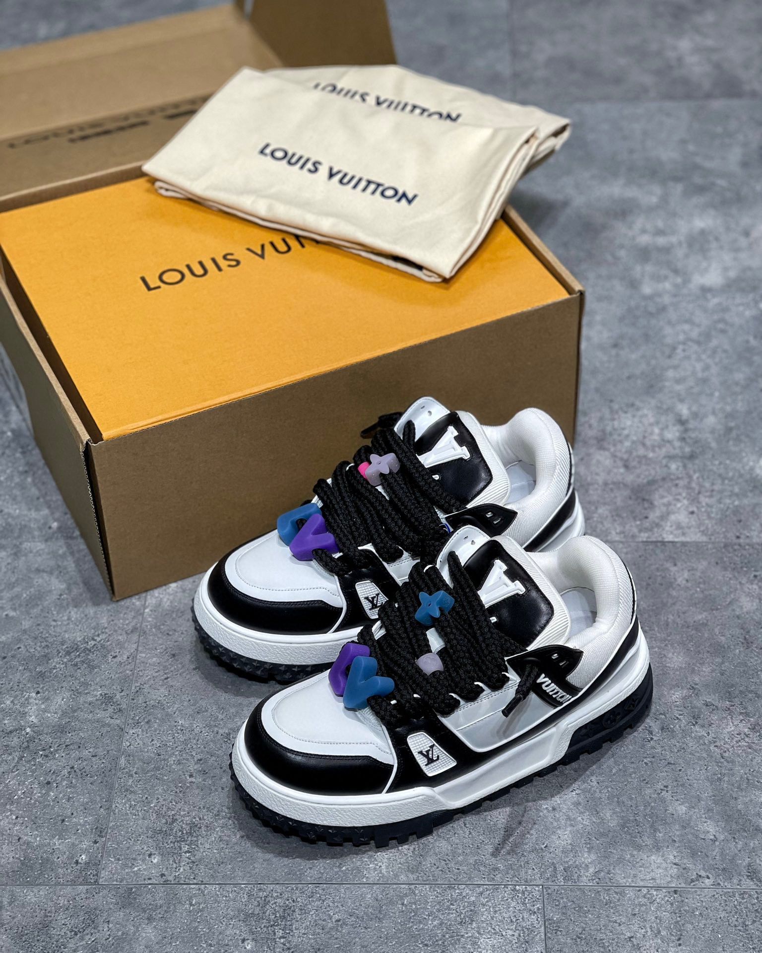 Louis Vuitton Sneaker – LSVT1282