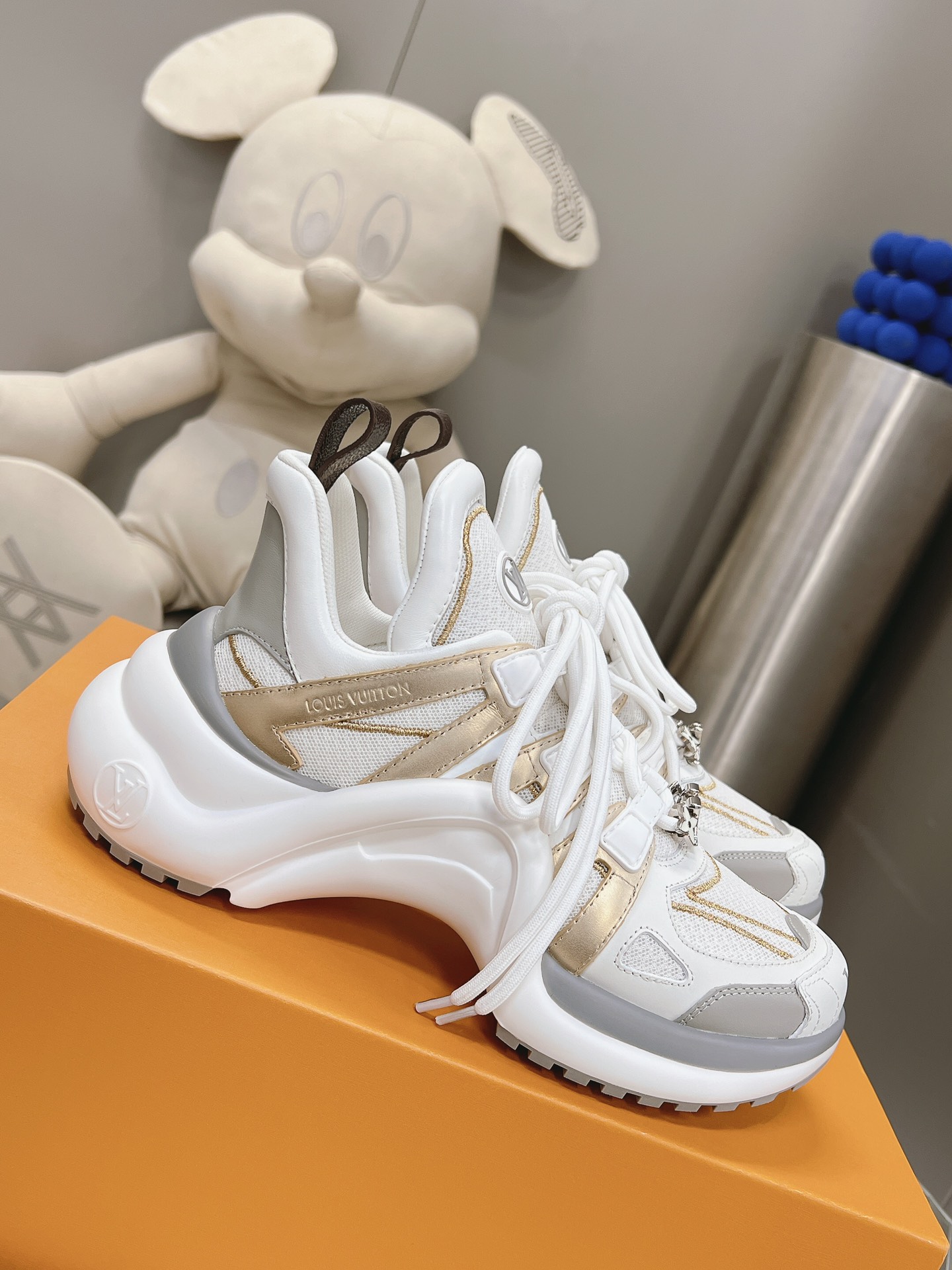 Louis Vuitton Sneaker – WOLV1045