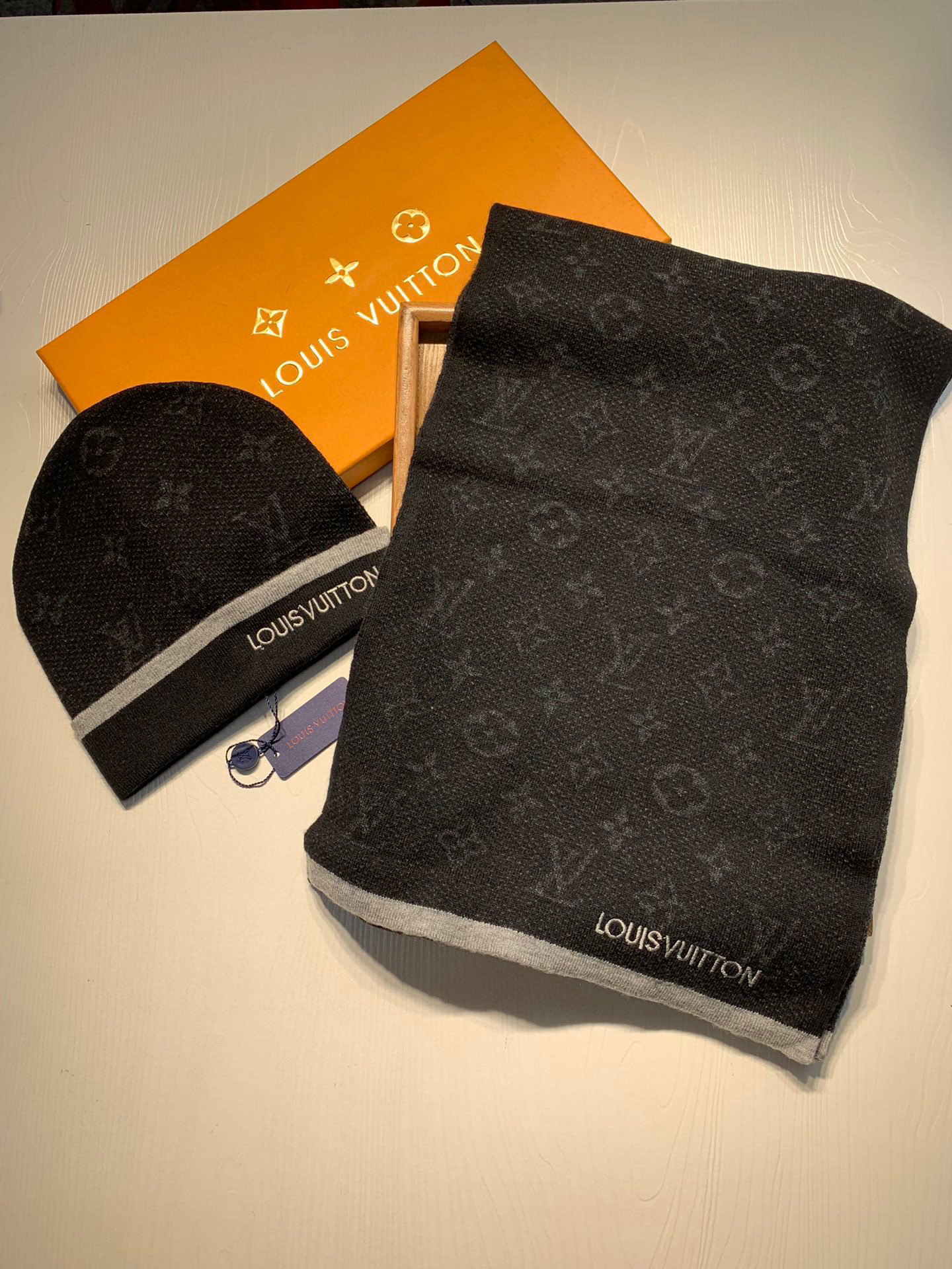 Louis Vuitton Scarf & Hat Set – SCHA1013