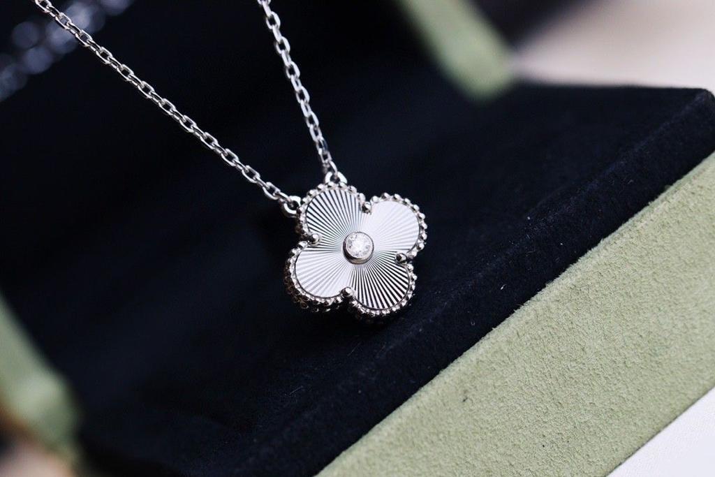 Van Cleef & Arpels Necklace – JWWM1076