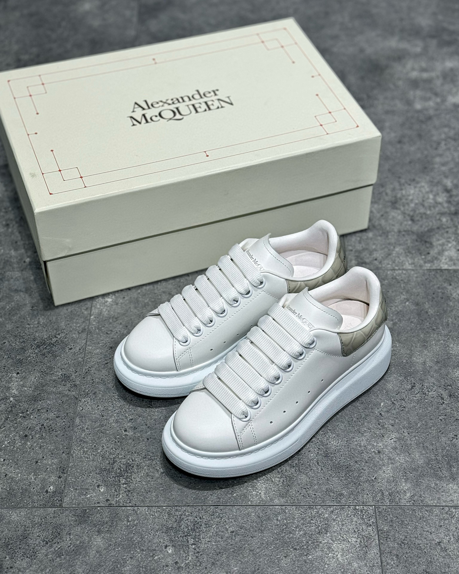 Alexander McQueen Sneaker – AMCQ1048