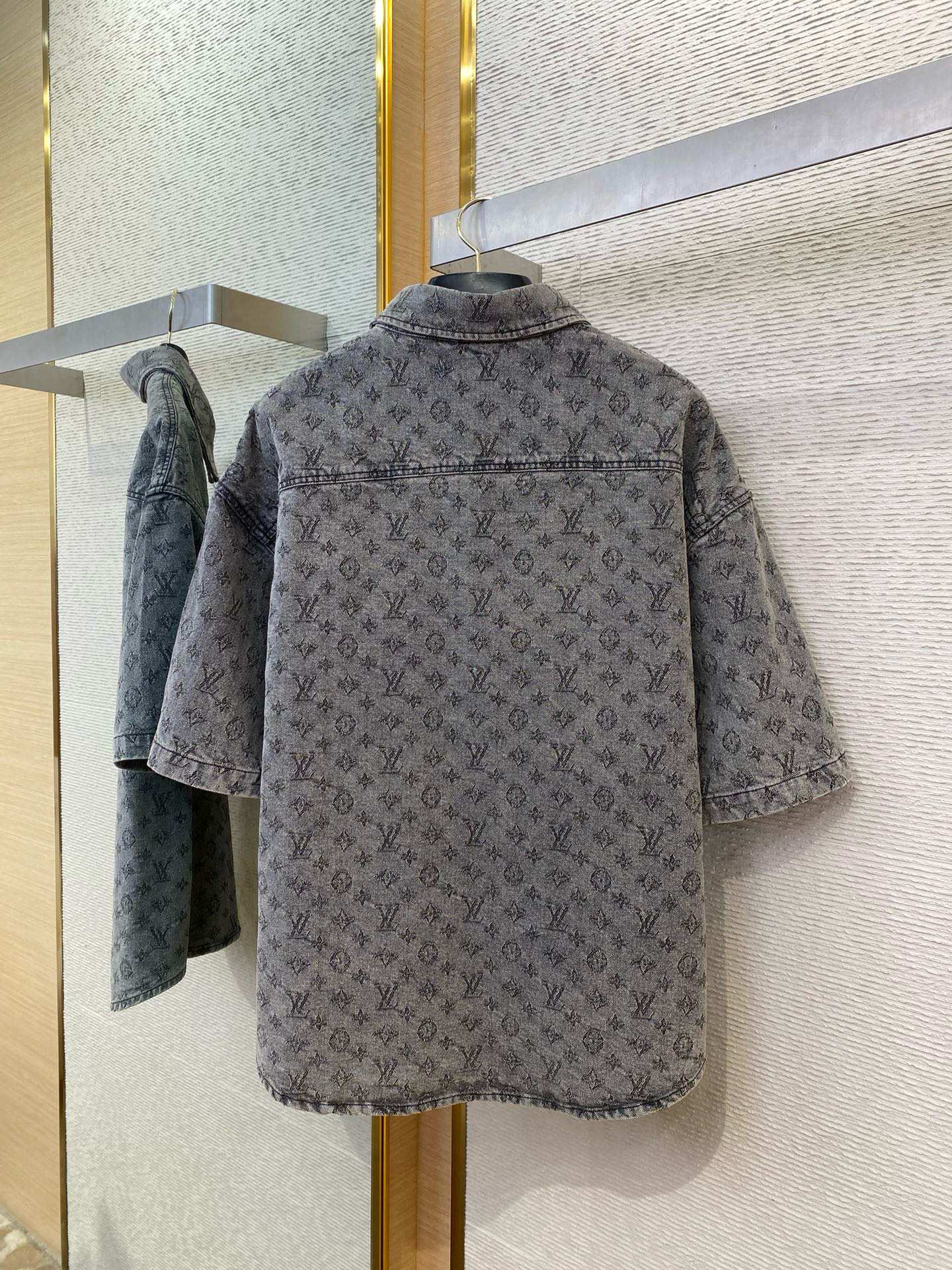 Louis Vuitton Shirt – TRJK1178