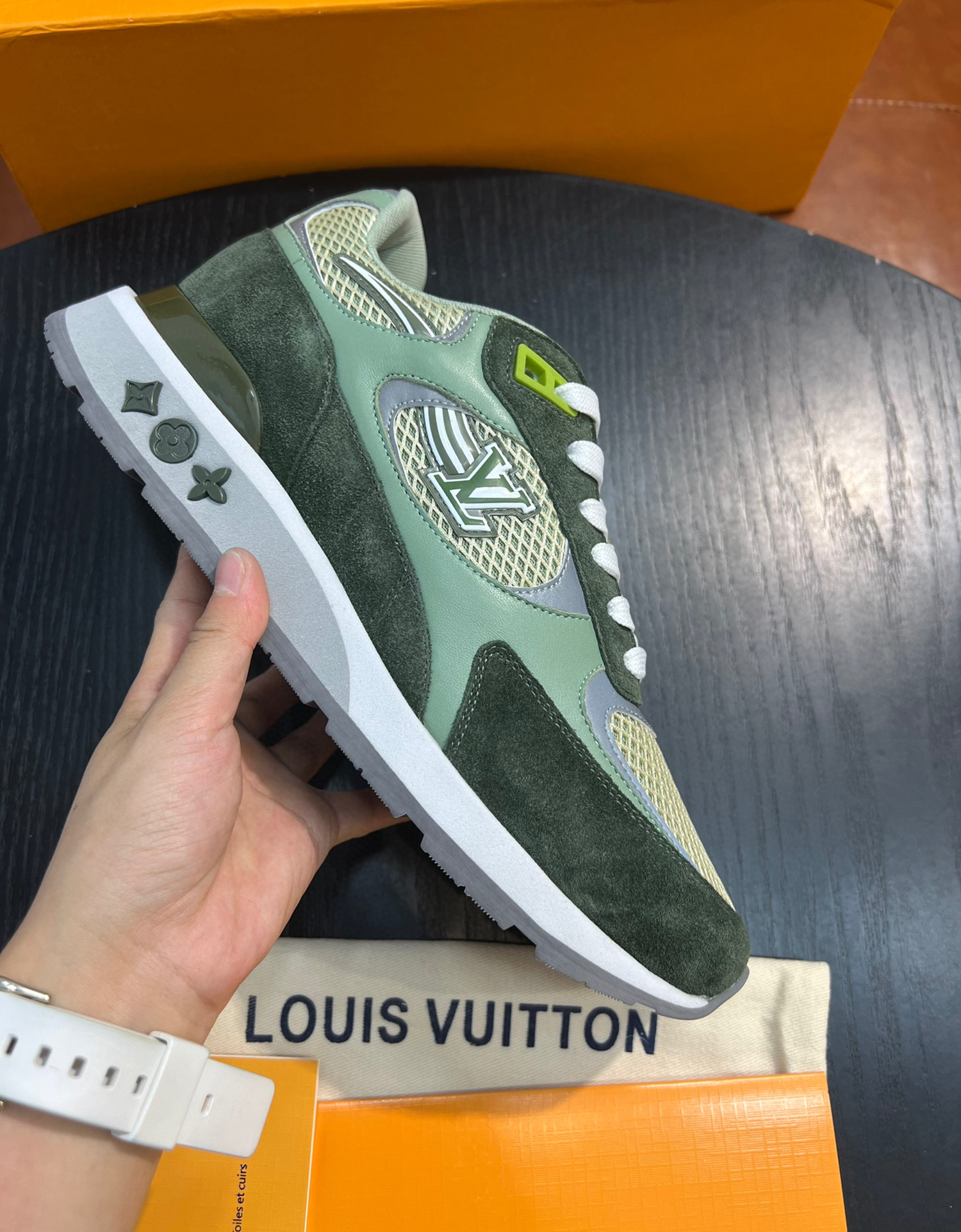 Louis Vuitton Sneaker – LSVT1200