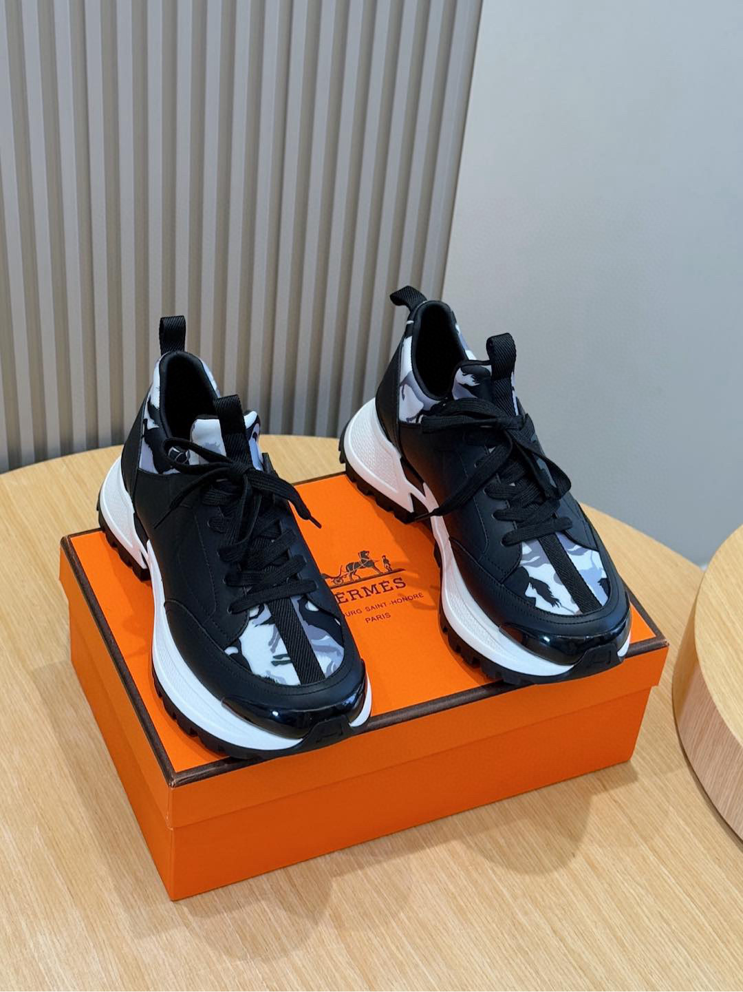 Hermes Sneaker – HRMS1060