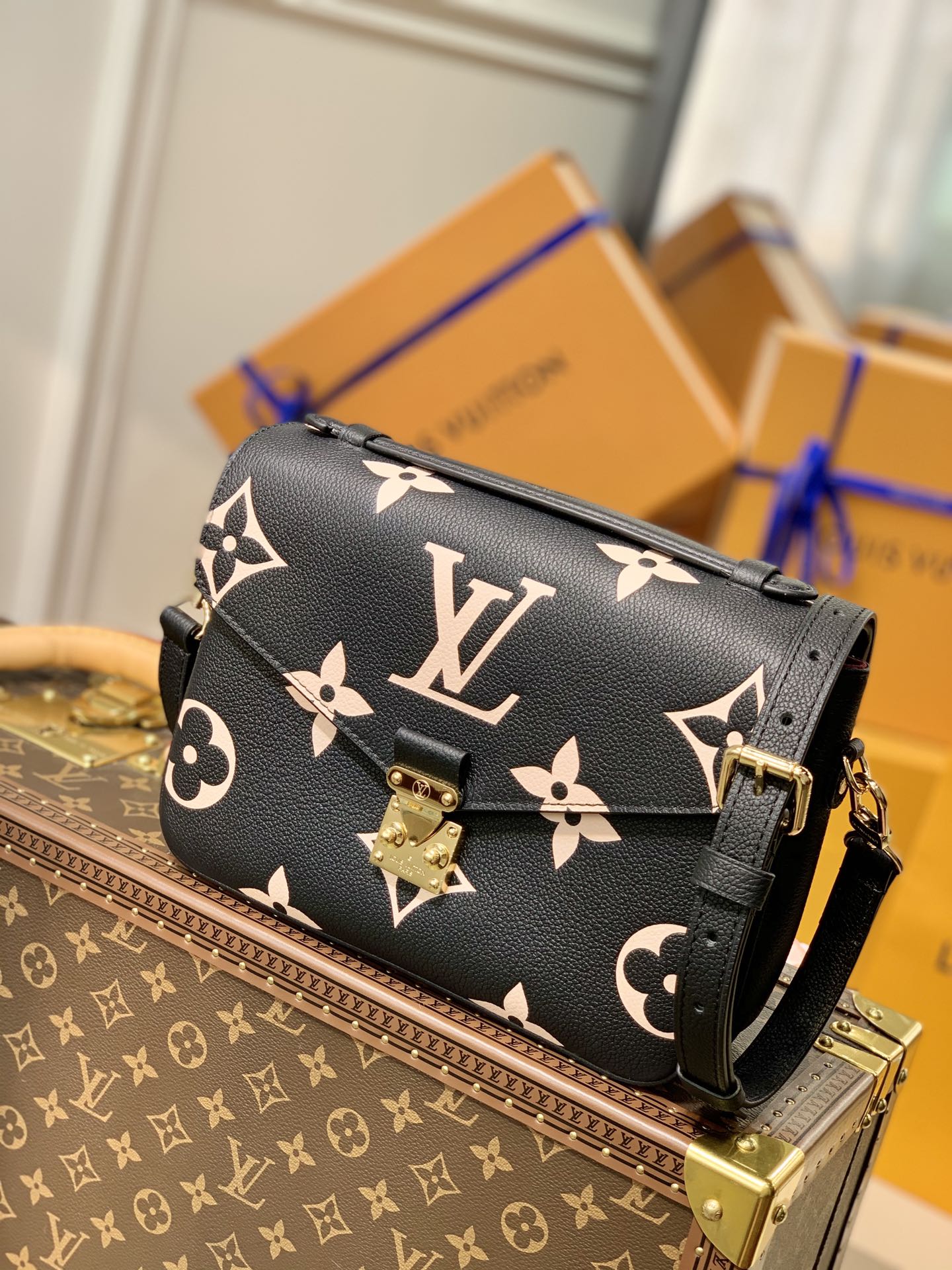 Louis Vuitton Shoulder Bag – LVSH1163