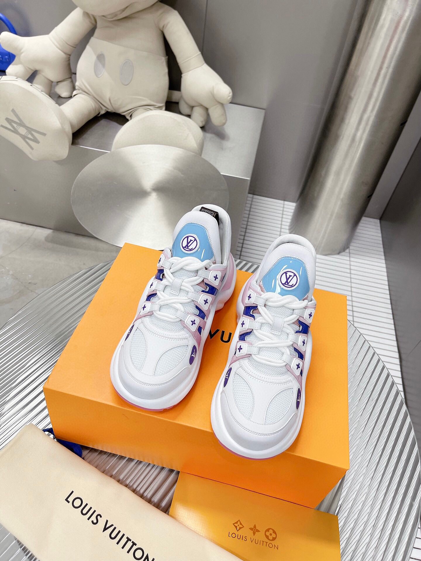 Louis Vuitton Sneaker – WOLV1046