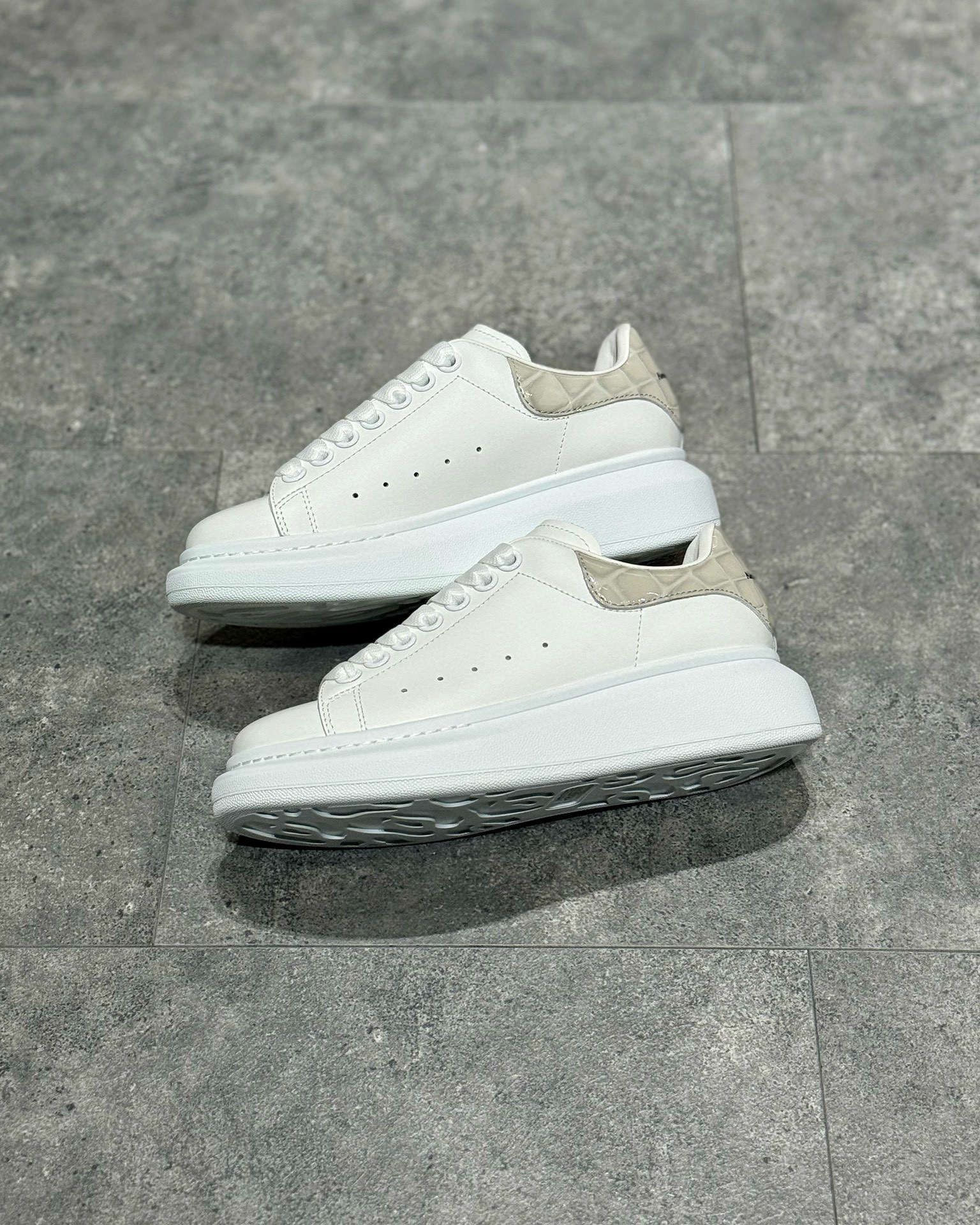 Alexander McQueen Sneaker – AMCQ1048