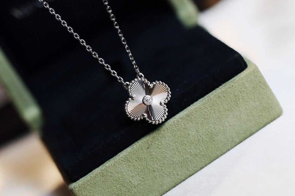 Van Cleef & Arpels Necklace – JWWM1076