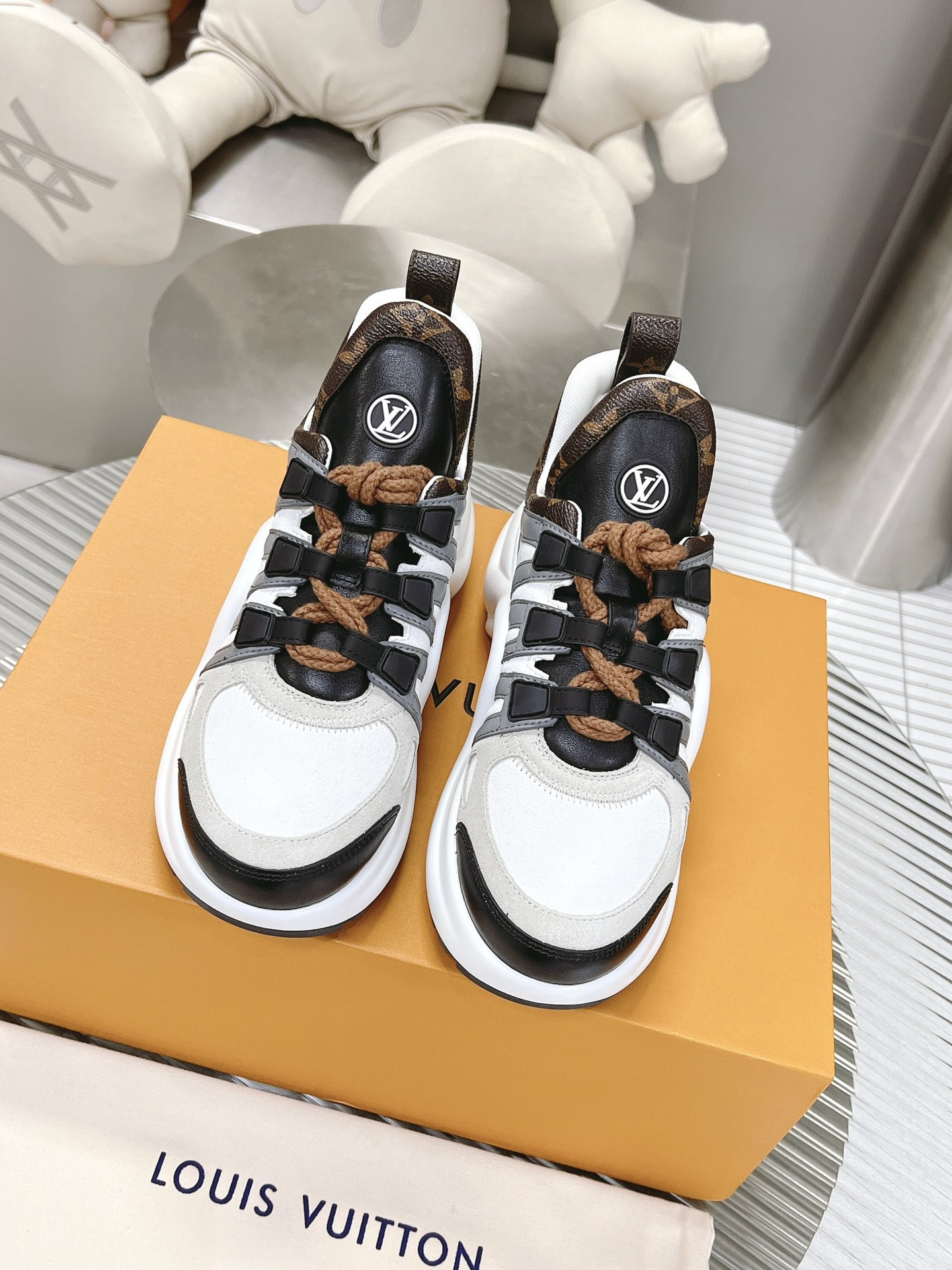 Louis Vuitton Sneaker – WOLV1047