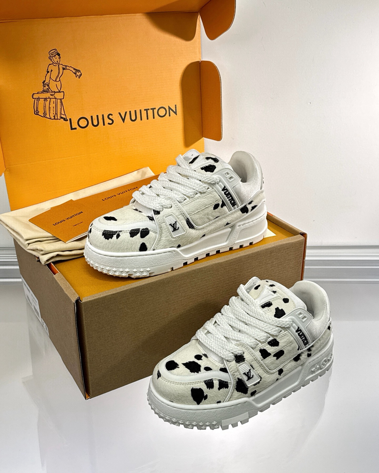 Louis Vuitton Sneaker – LSVT1442